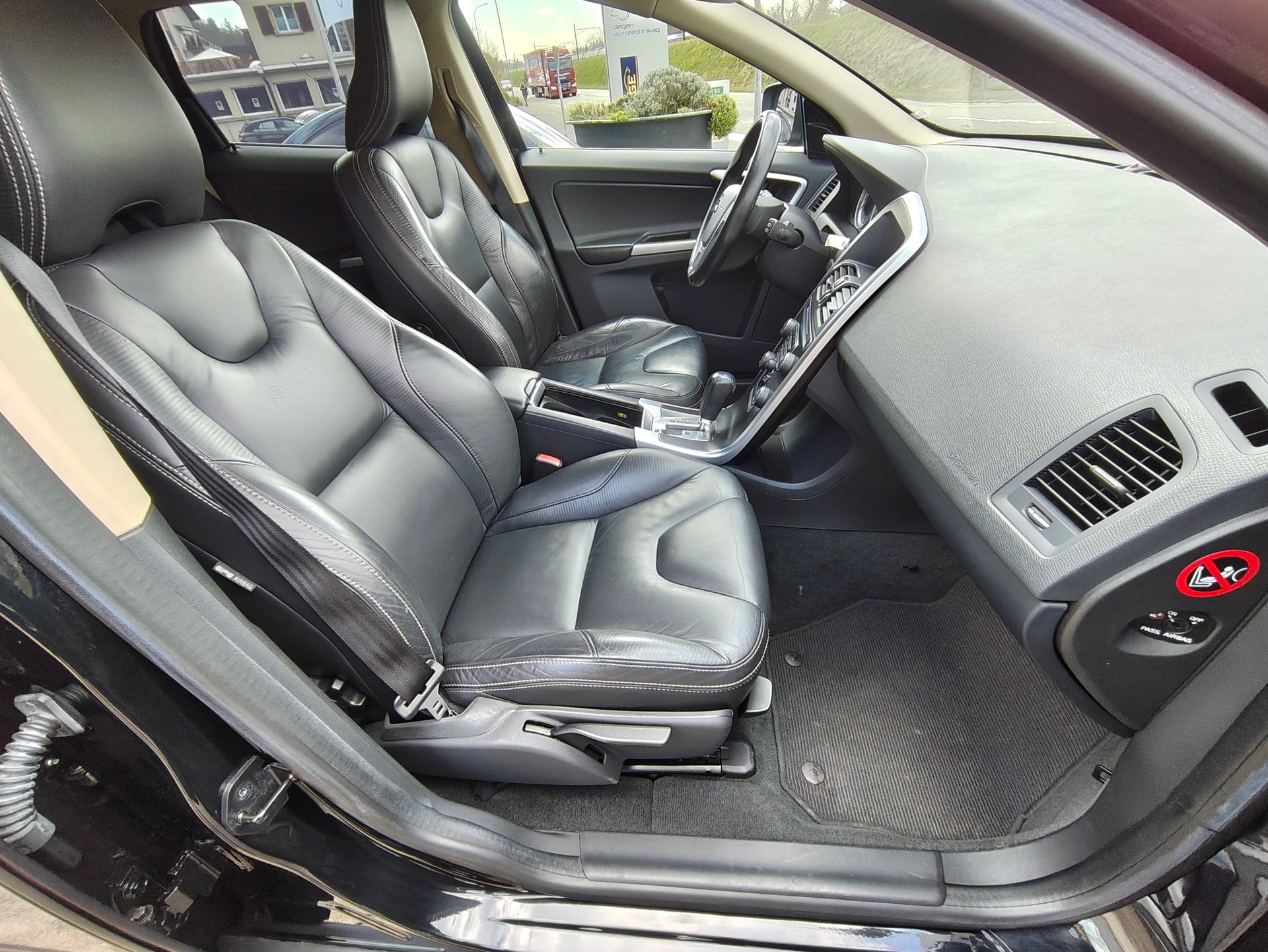 VOLVO XC60 D5 AWD R-Design Geartronic-image-10