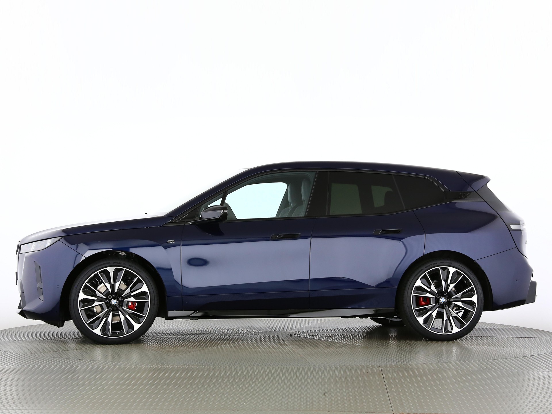 BMW iX M70-image-2