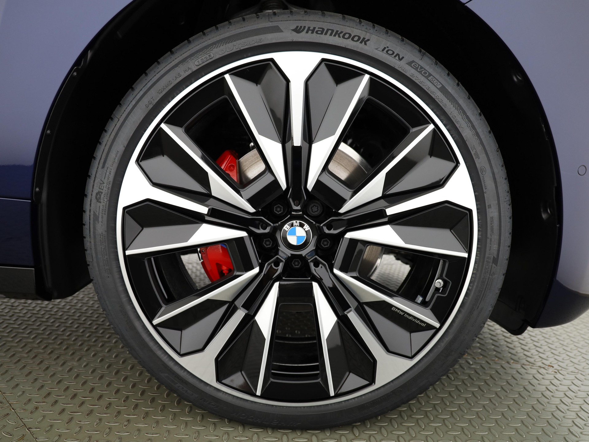 BMW iX M70-image-23