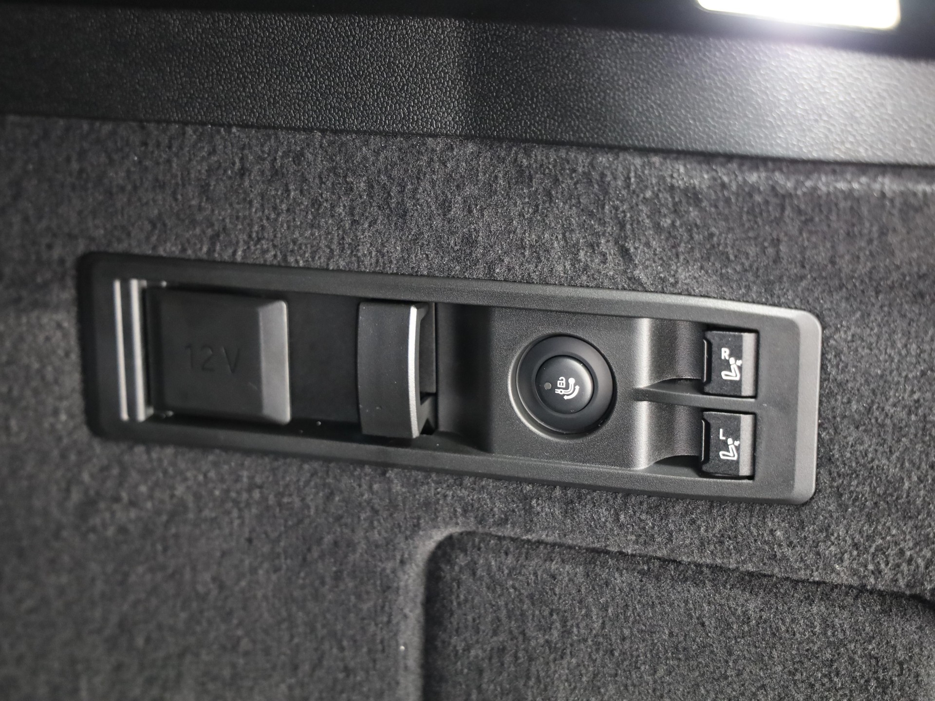 BMW iX M70-image-8