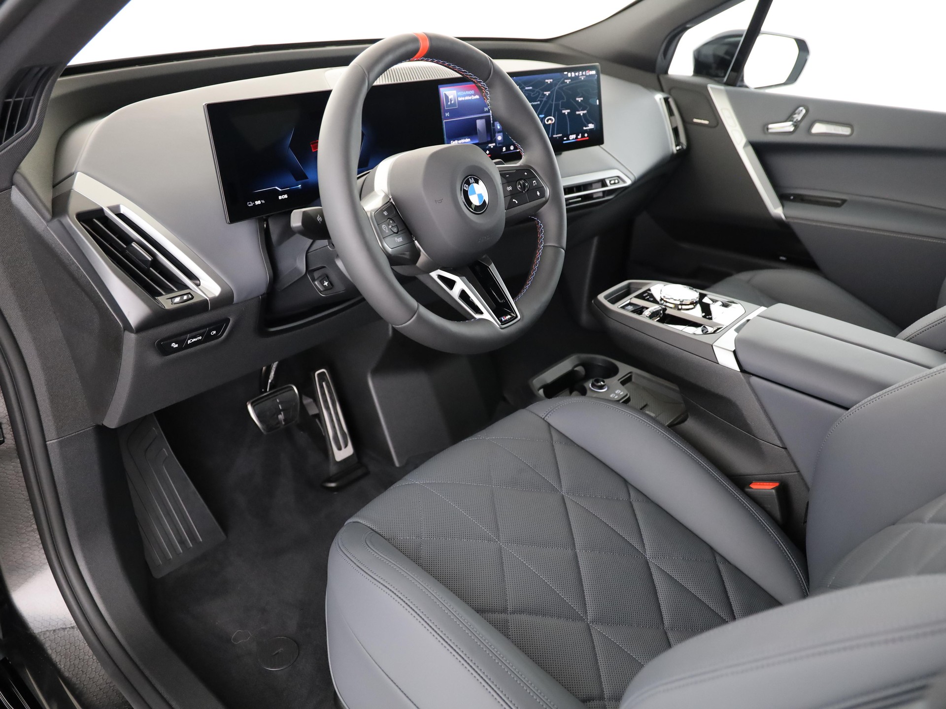 BMW iX M70-image-12