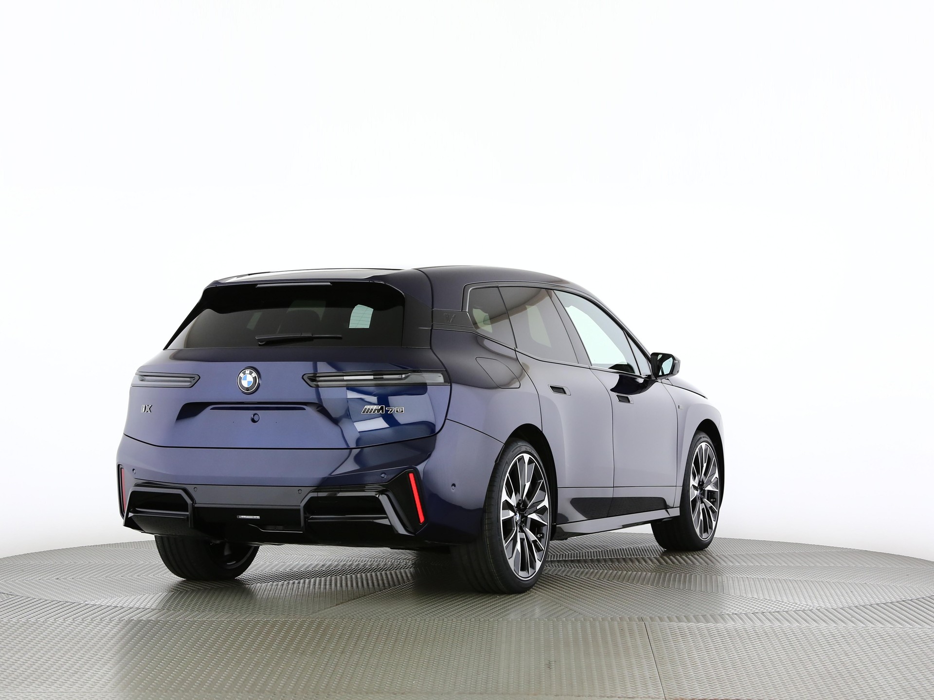 BMW iX M70-image-1