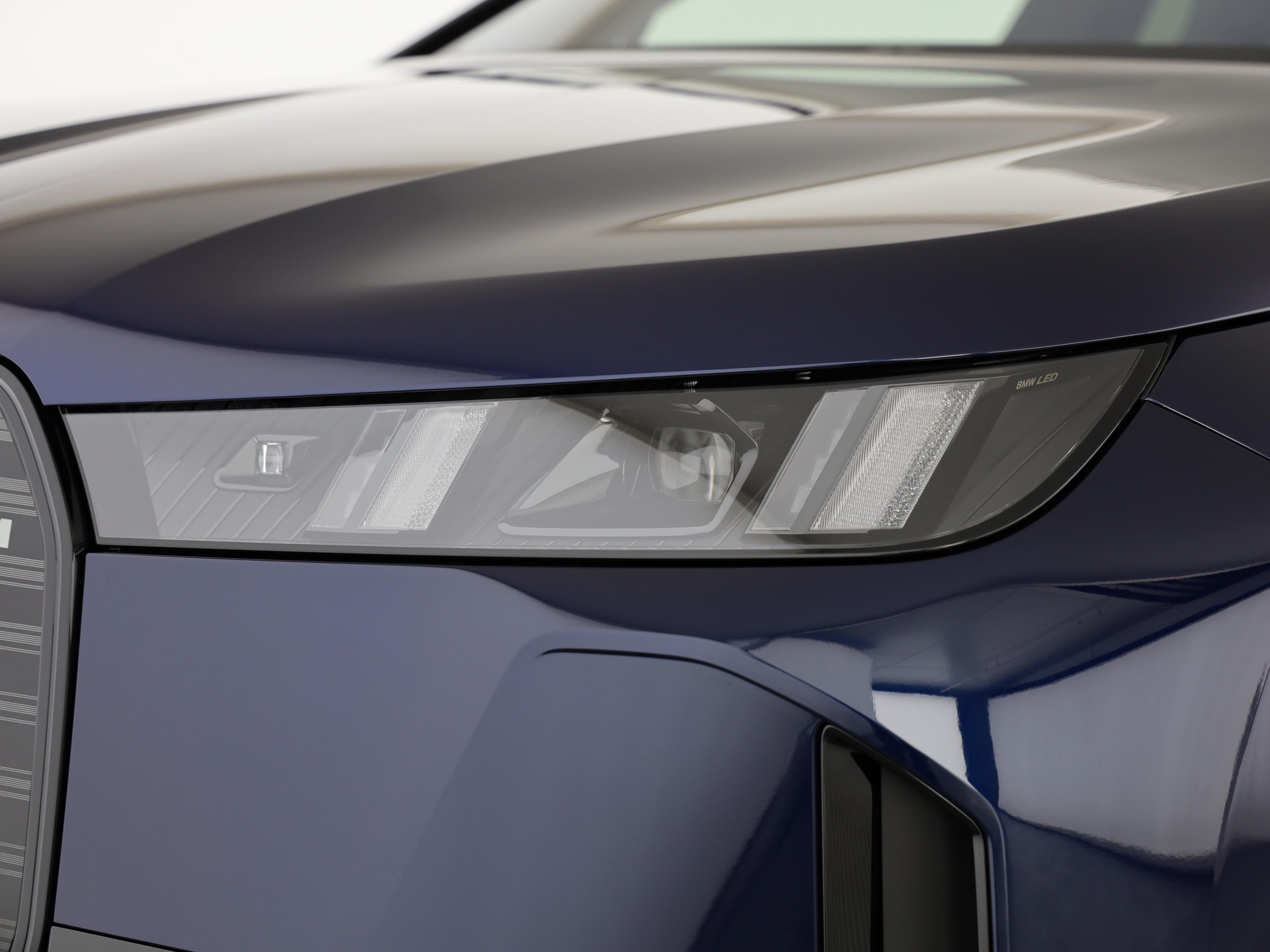 BMW iX M70-image-5