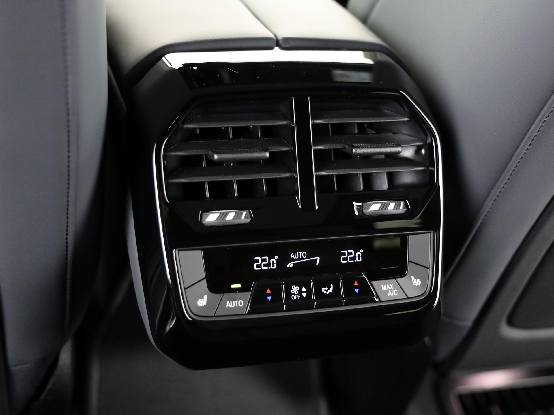 BMW iX M70-image-17