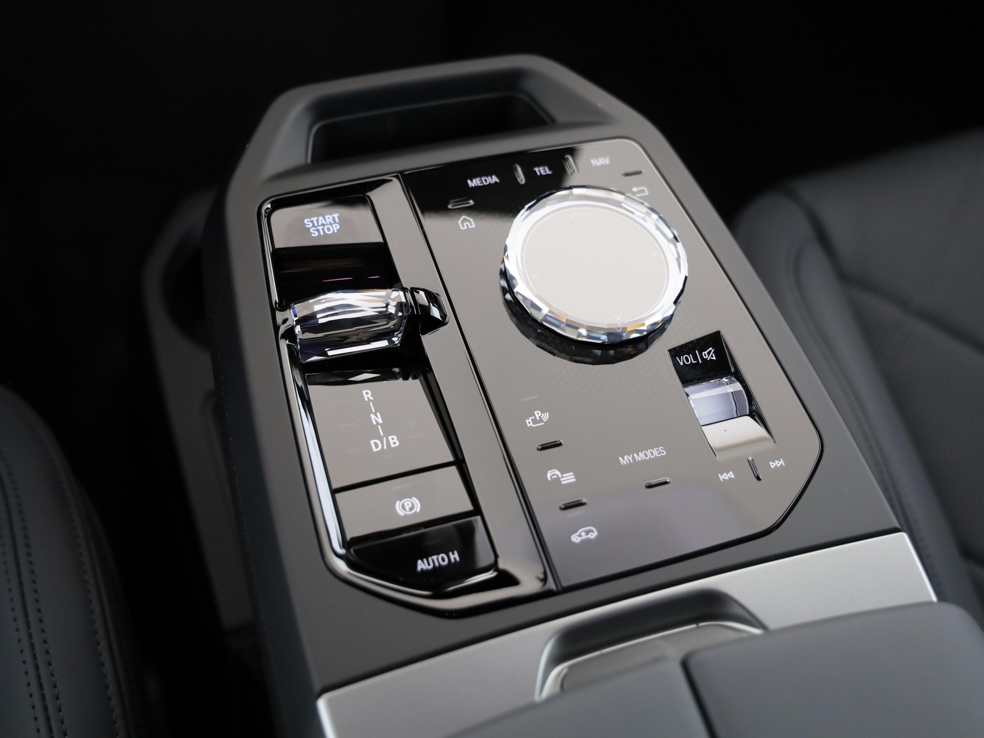BMW iX M70-image-21