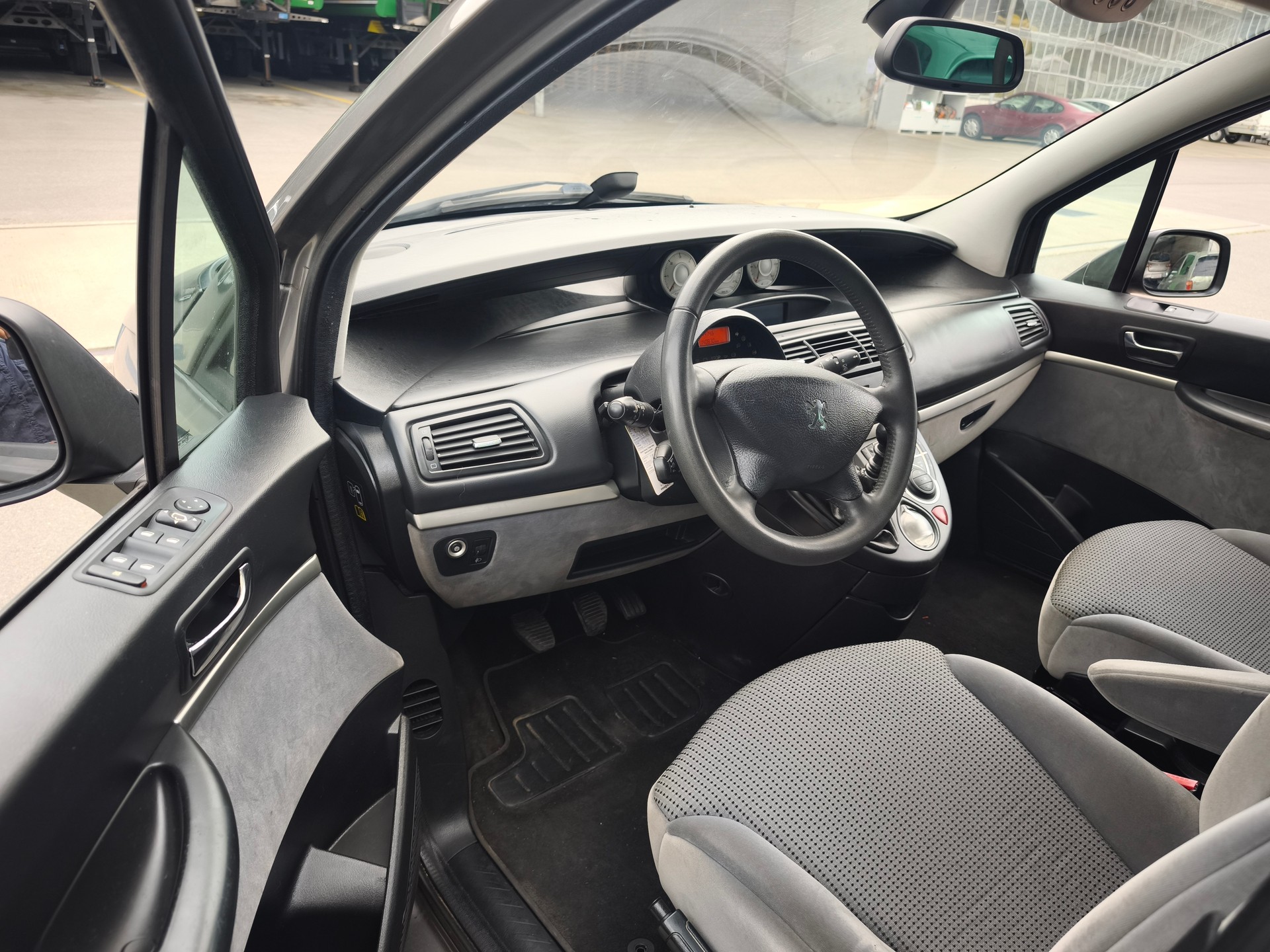 PEUGEOT 807 2.0 16V HDi Allure-image-10
