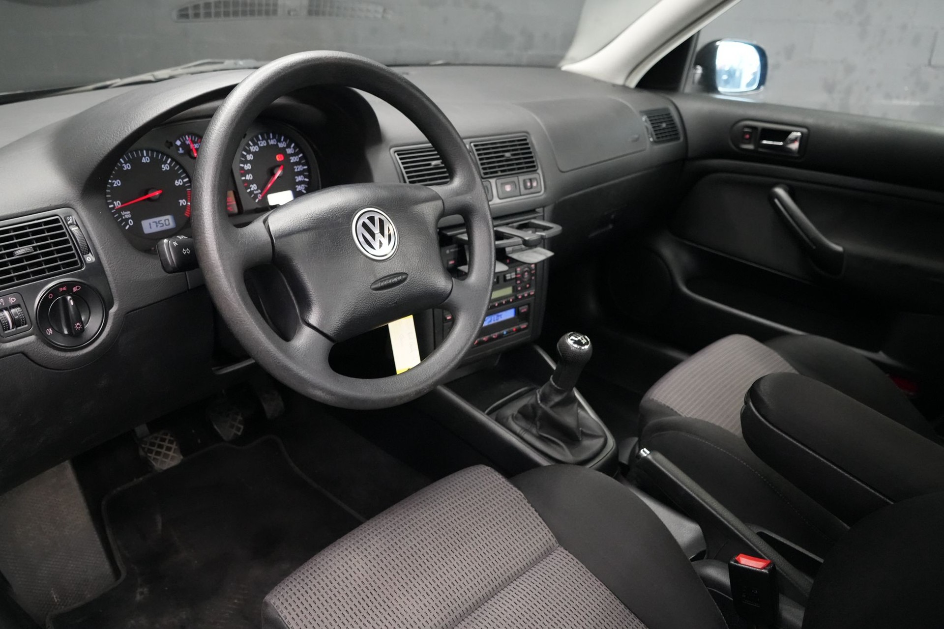 VW Golf 1.6 16V-image-11