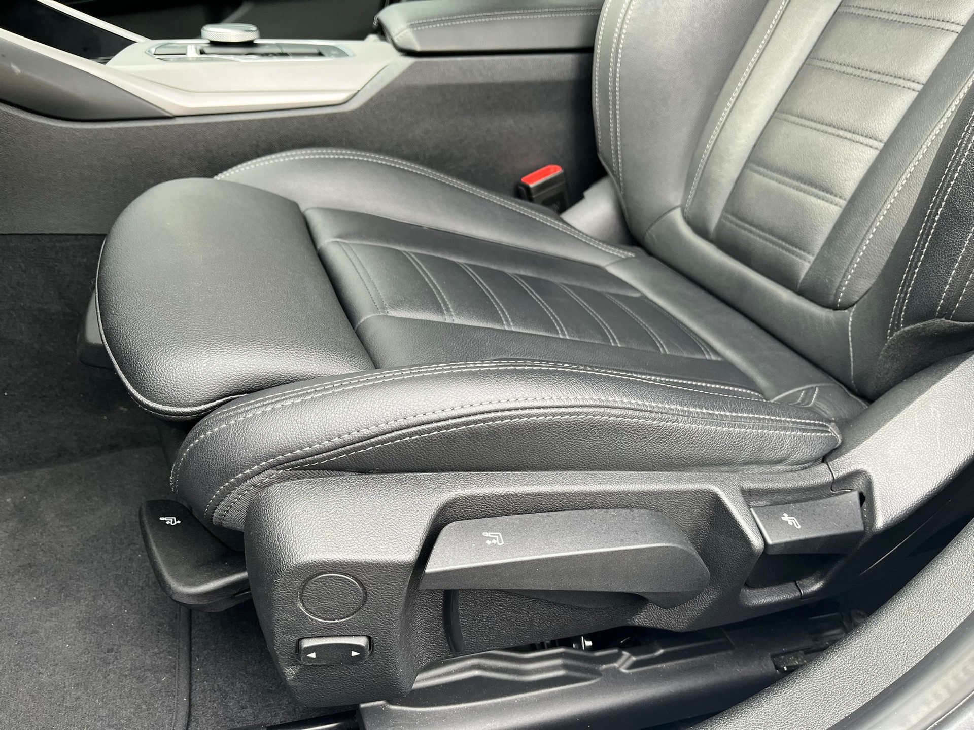 BMW 320d xDrive 48V Touring Steptronic-image-19