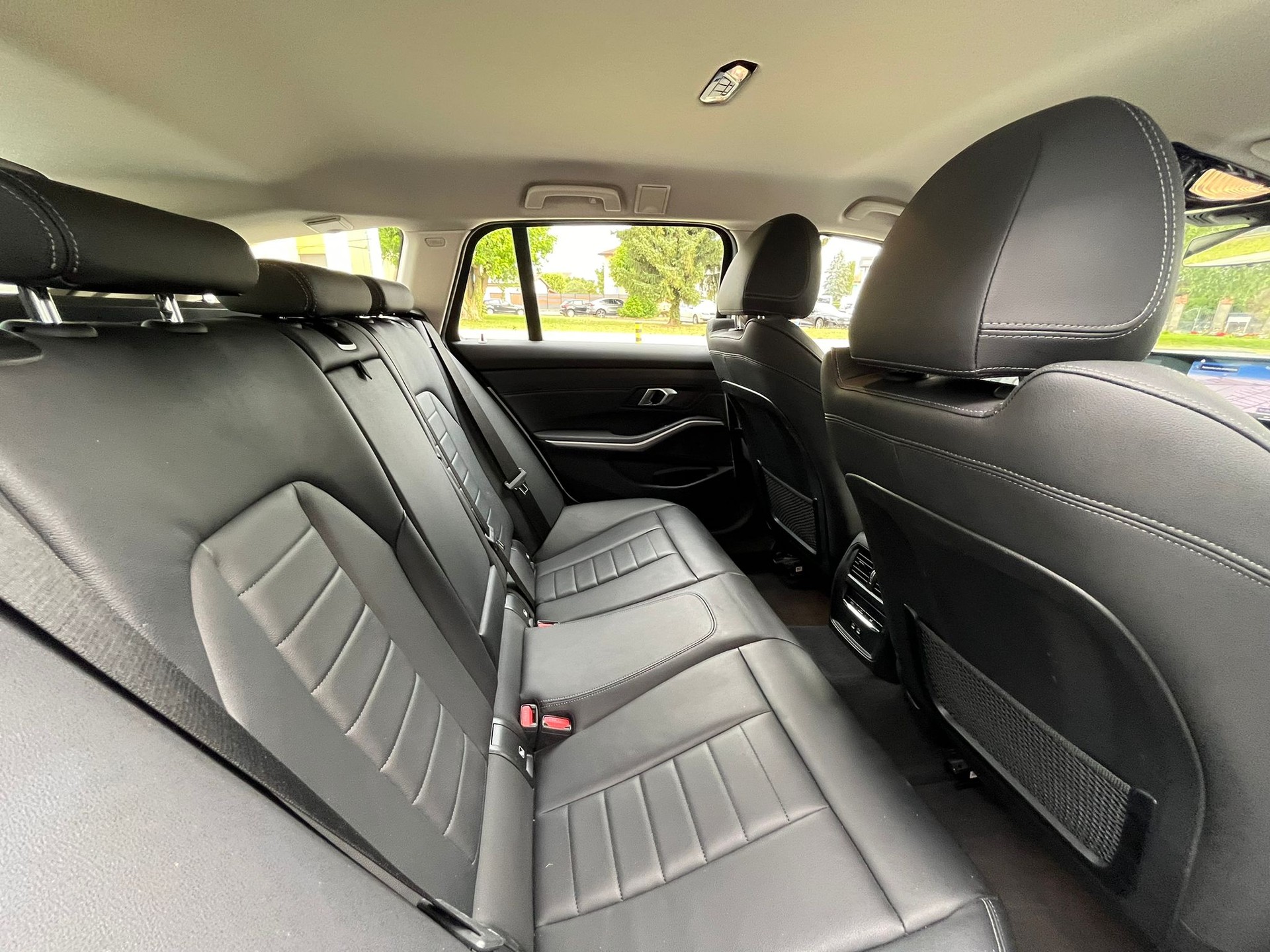 BMW 320d xDrive 48V Touring Steptronic-image-9