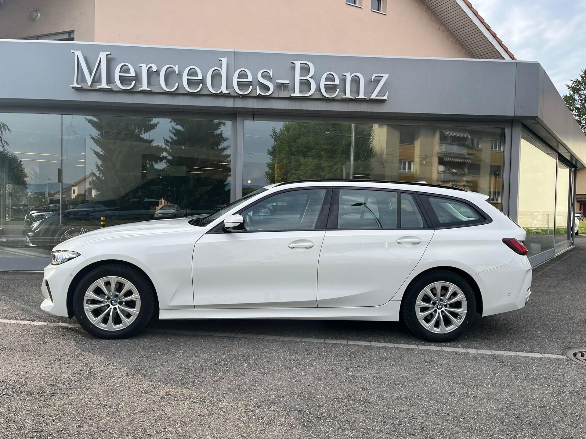 BMW 320d xDrive 48V Touring Steptronic-image-2