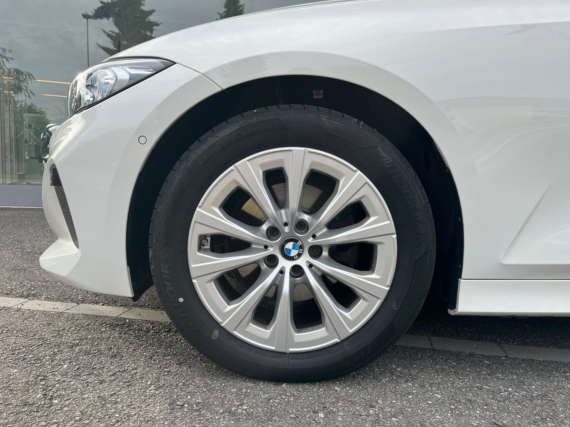 BMW 320d xDrive 48V Touring Steptronic-image-4