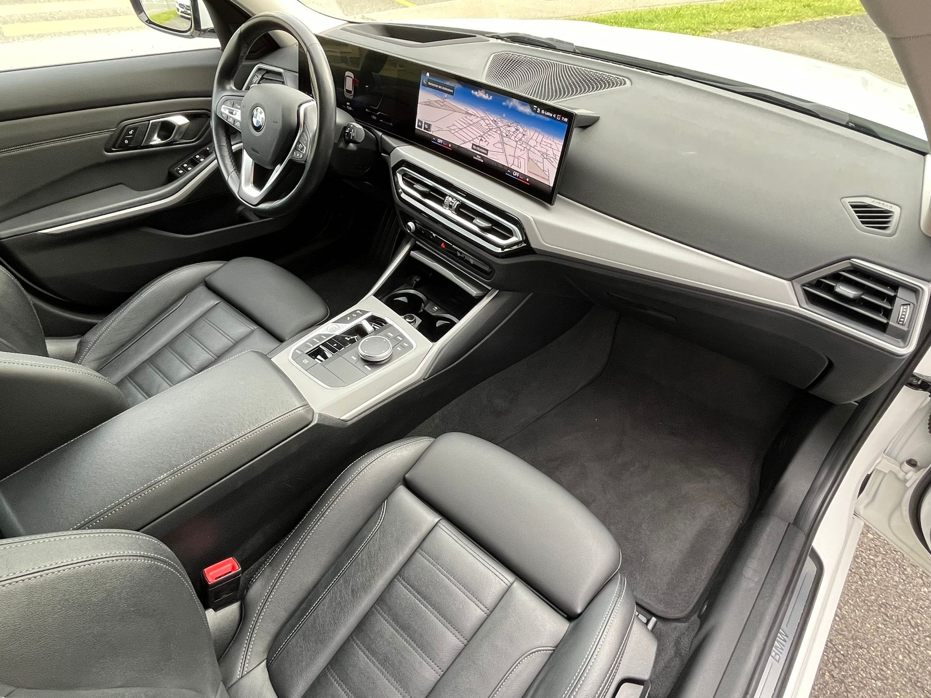 BMW 320d xDrive 48V Touring Steptronic-image-7