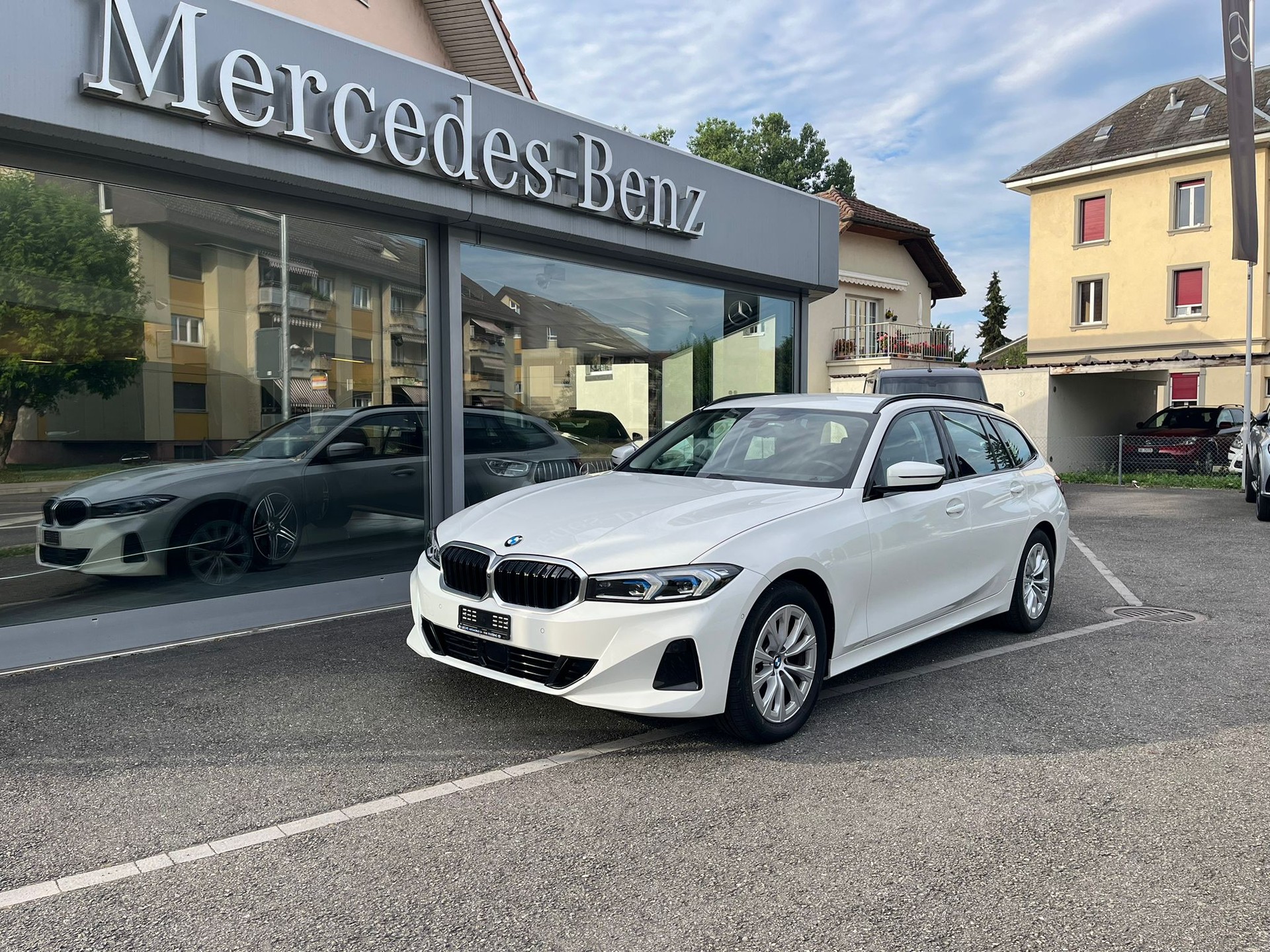 BMW 320d xDrive 48V Touring Steptronic-image-1