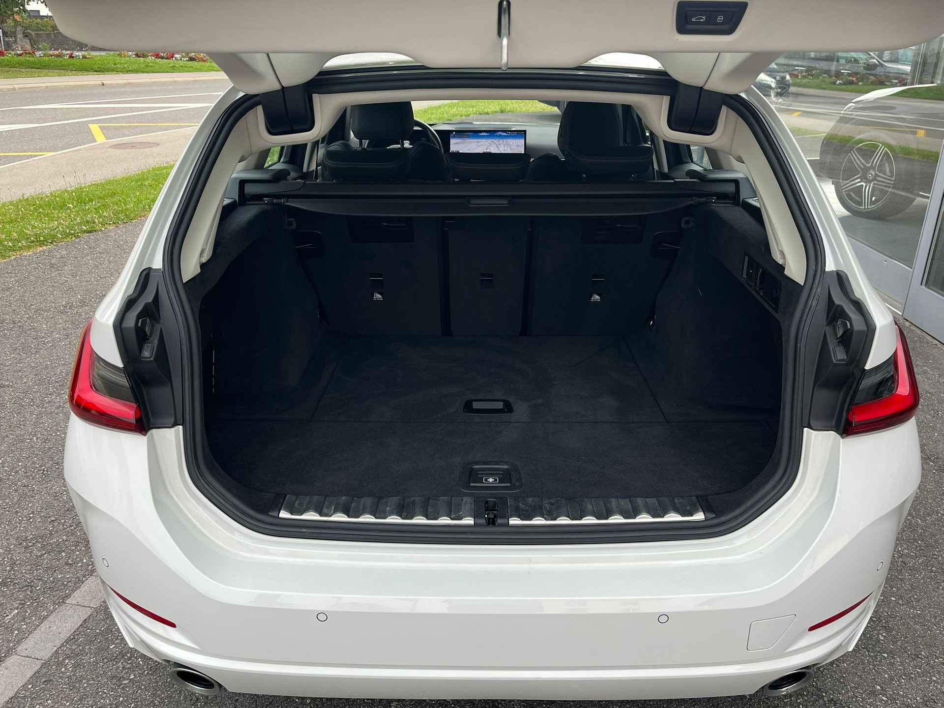BMW 320d xDrive 48V Touring Steptronic-image-15