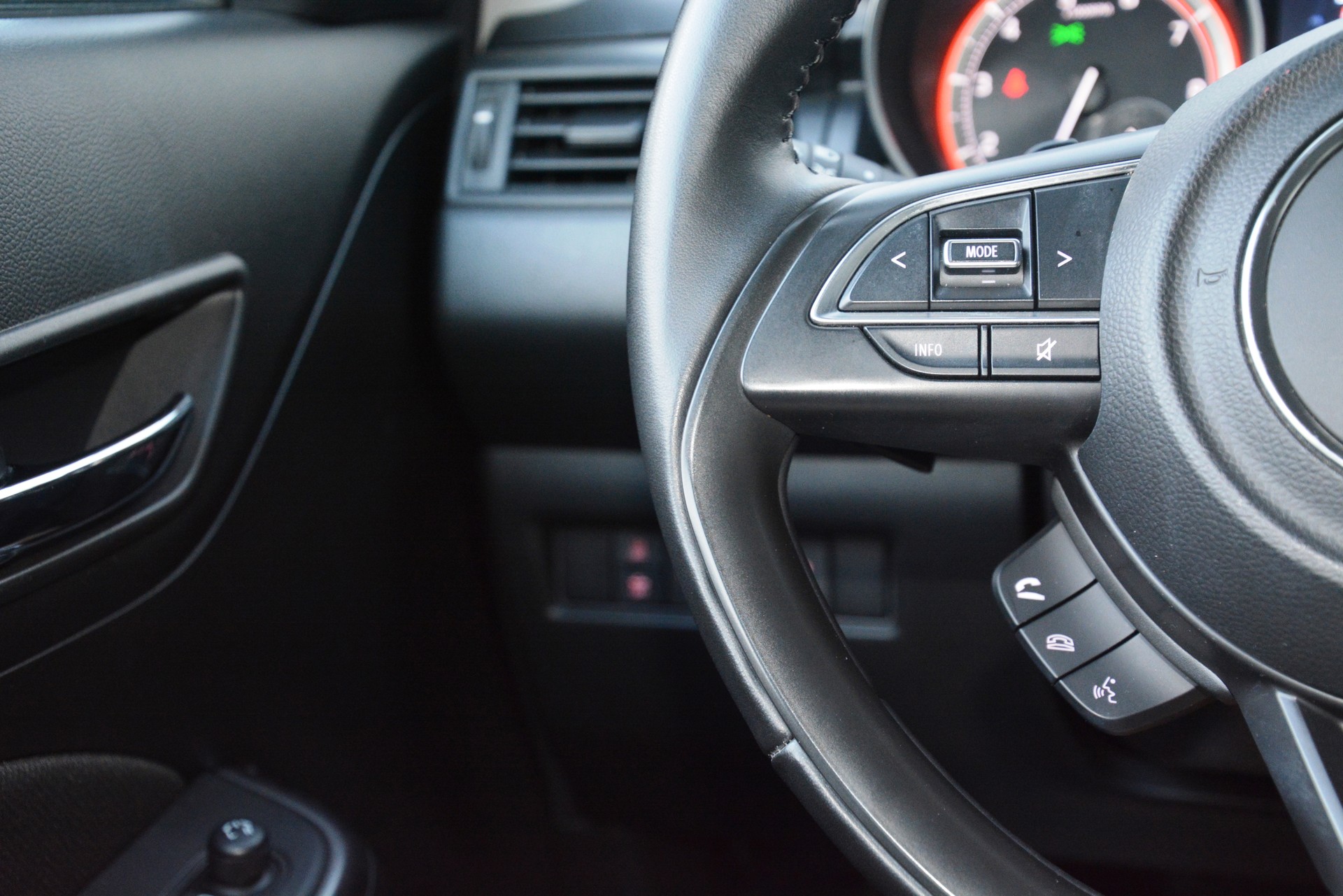 SUZUKI Swift 1.2 Compact Top Hybrid CVT-image-13