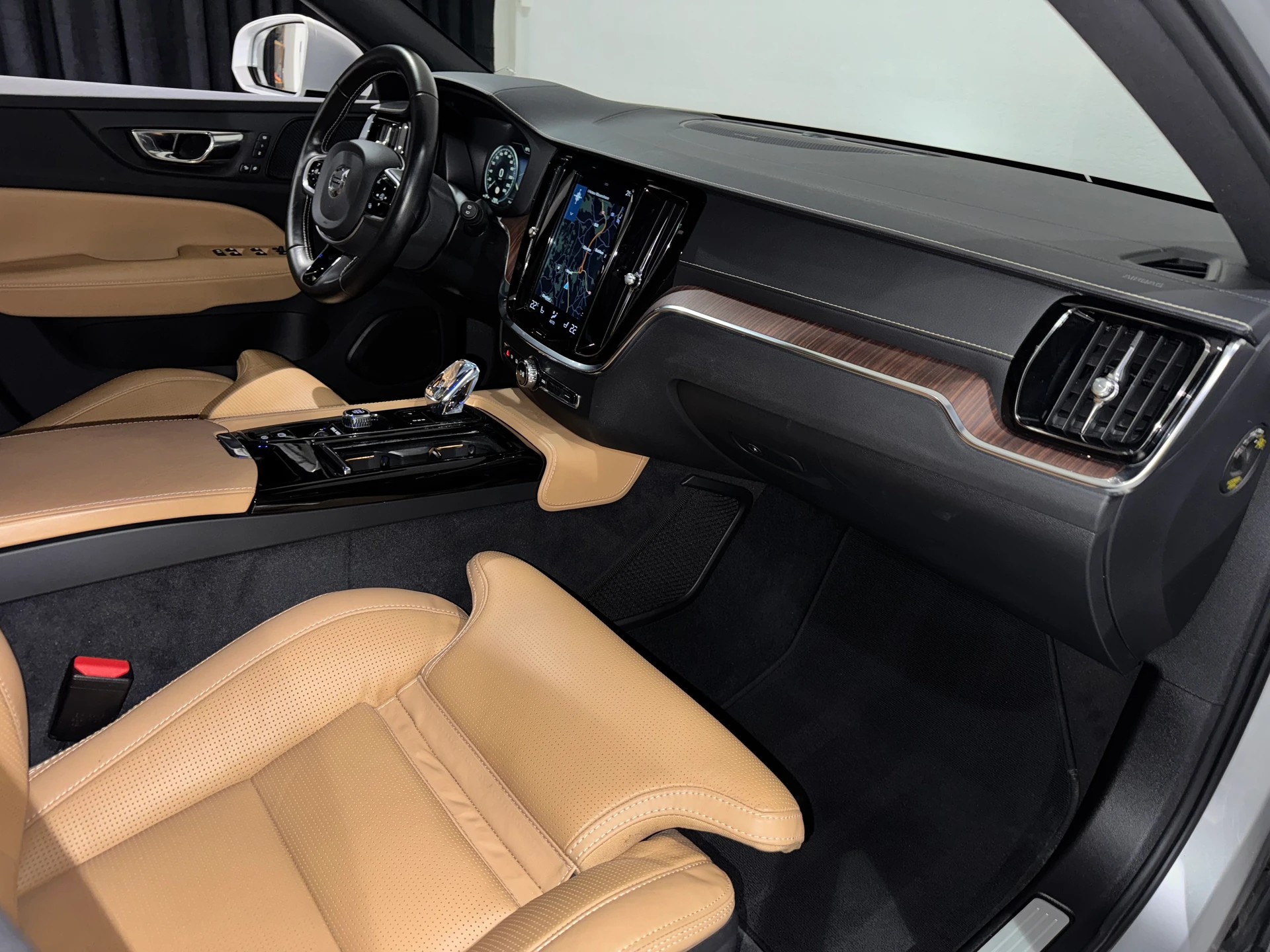 VOLVO VOLVO V60 T8 eAWD Twin Engine R-Design Geartronic l CH l 1.Hand l-image-9