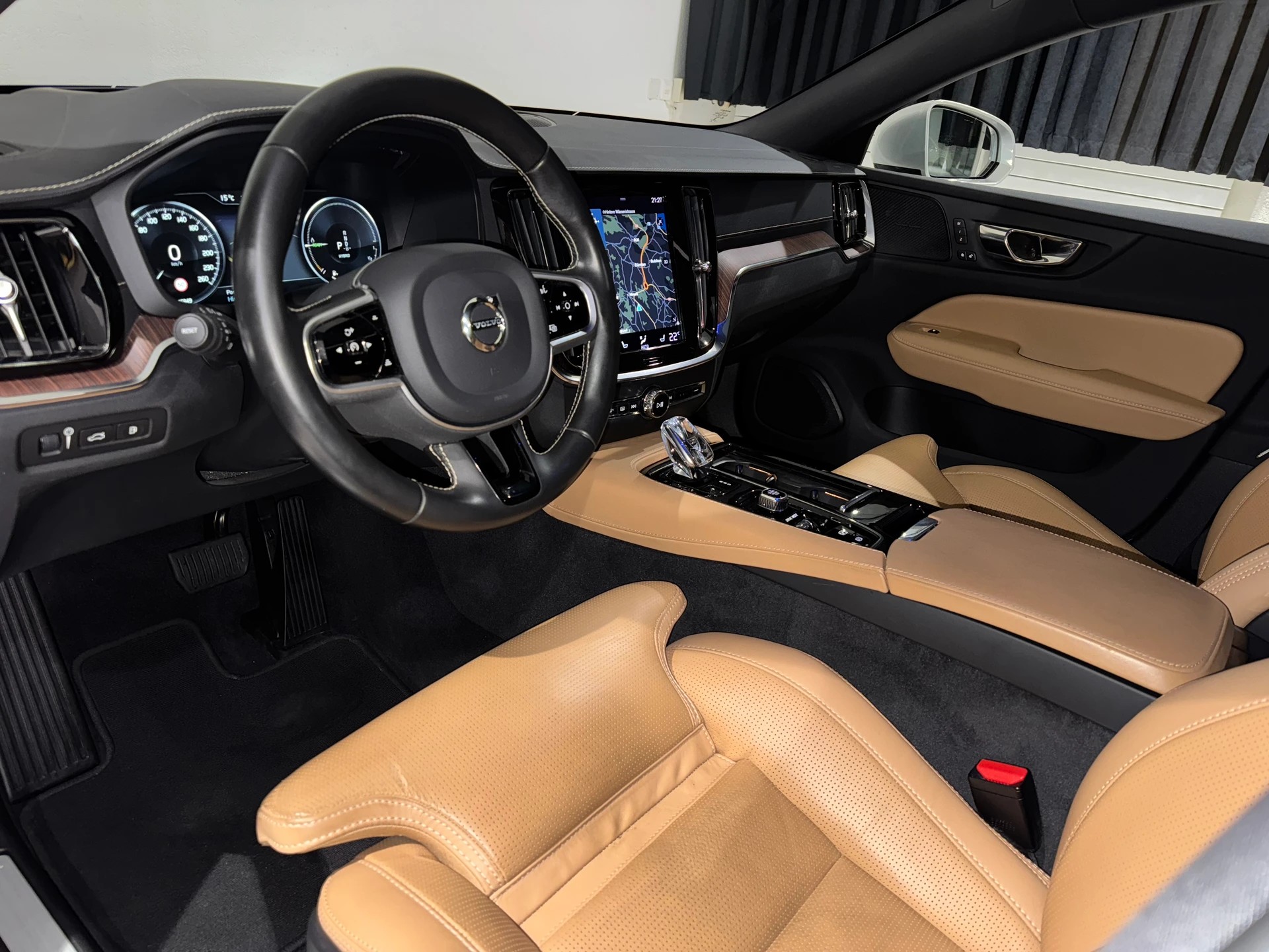 VOLVO VOLVO V60 T8 eAWD Twin Engine R-Design Geartronic l CH l 1.Hand l-image-8