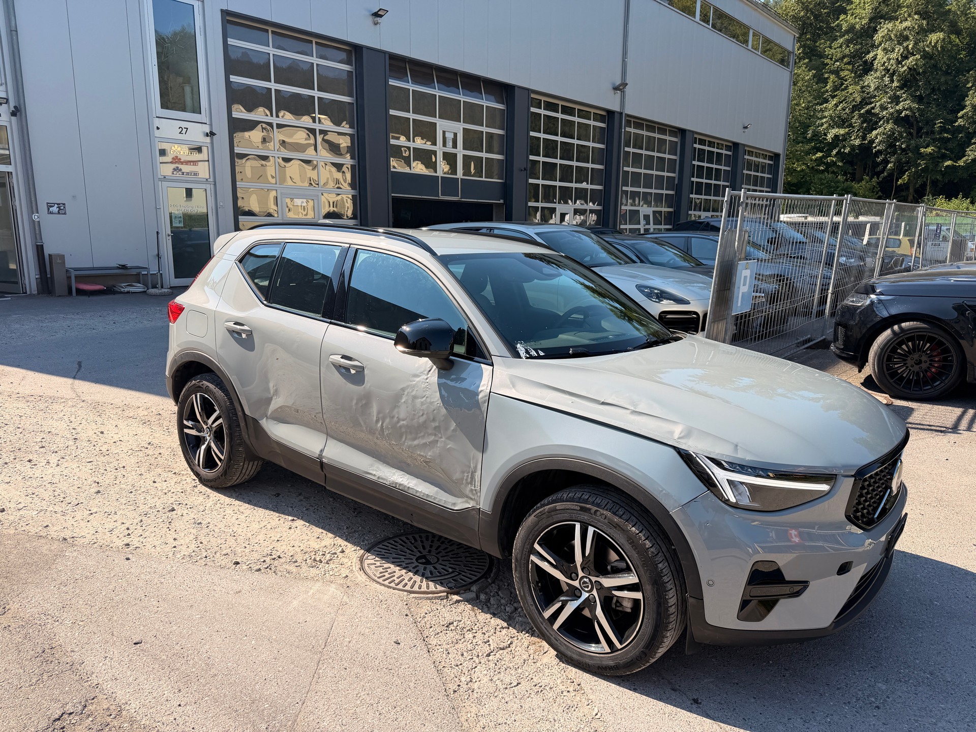 VOLVO XC40 B3 Benzin Mild Hybrid Plus Dark DCT-image-2