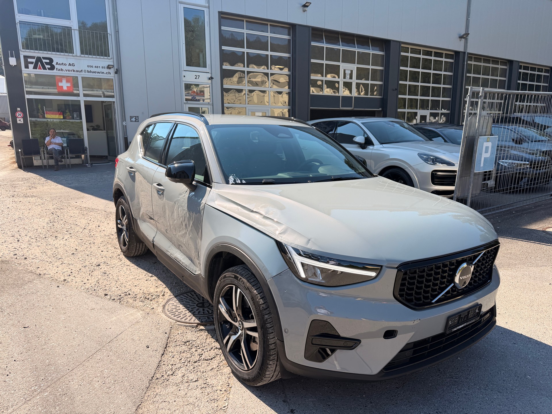 VOLVO XC40 B3 Benzin Mild Hybrid Plus Dark DCT-image-1