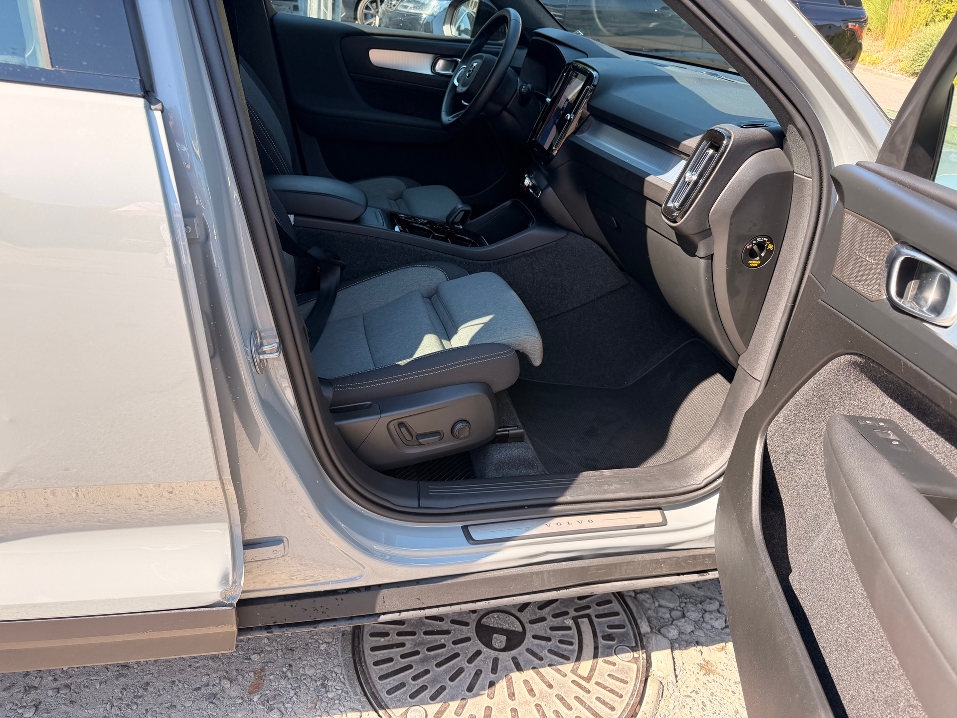 VOLVO XC40 B3 Benzin Mild Hybrid Plus Dark DCT-image-4