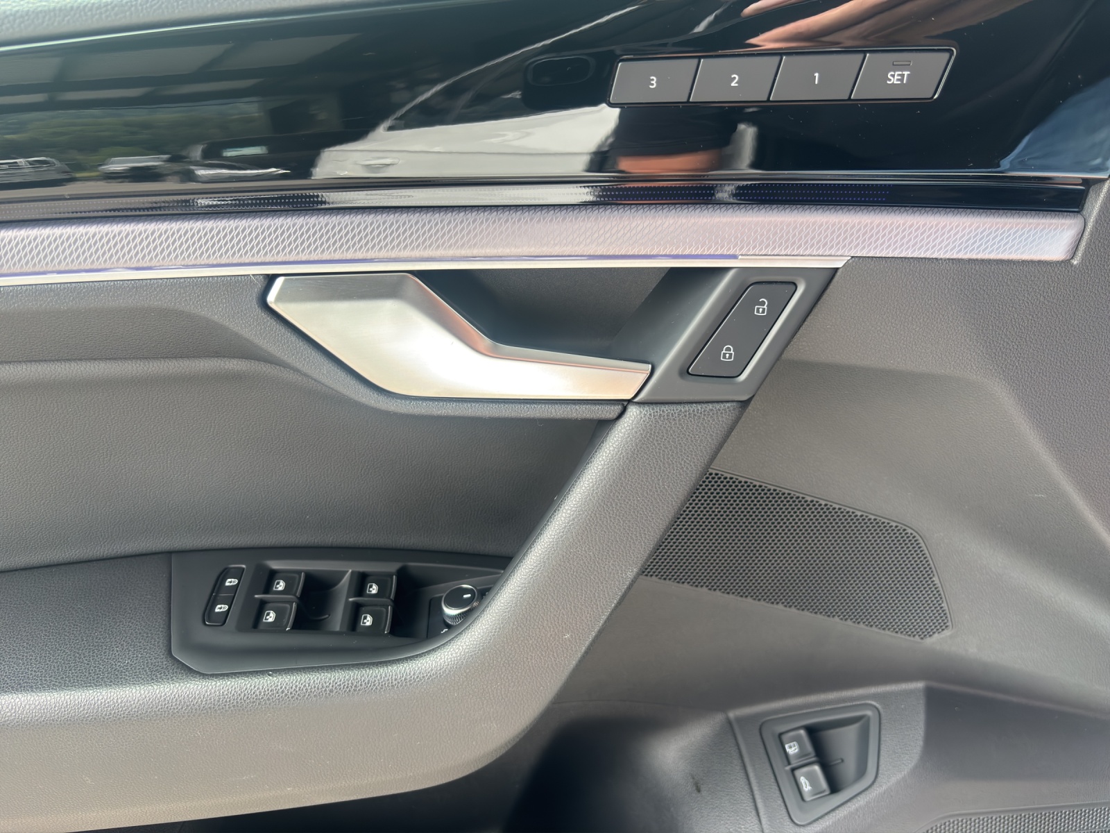 VW Touareg 3.0 TSI eHybrid R Tiptronic-image-10