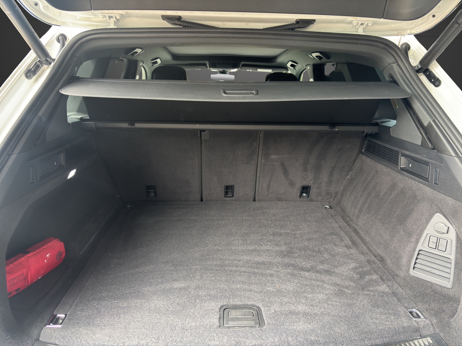 VW Touareg 3.0 TSI eHybrid R Tiptronic-image-11