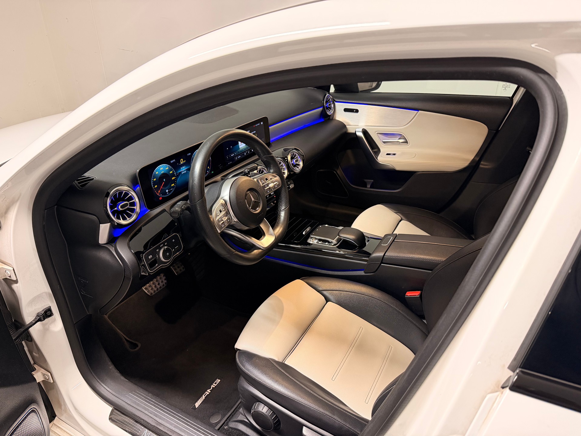 MERCEDES-BENZ A 220 d AMG Line-image-2