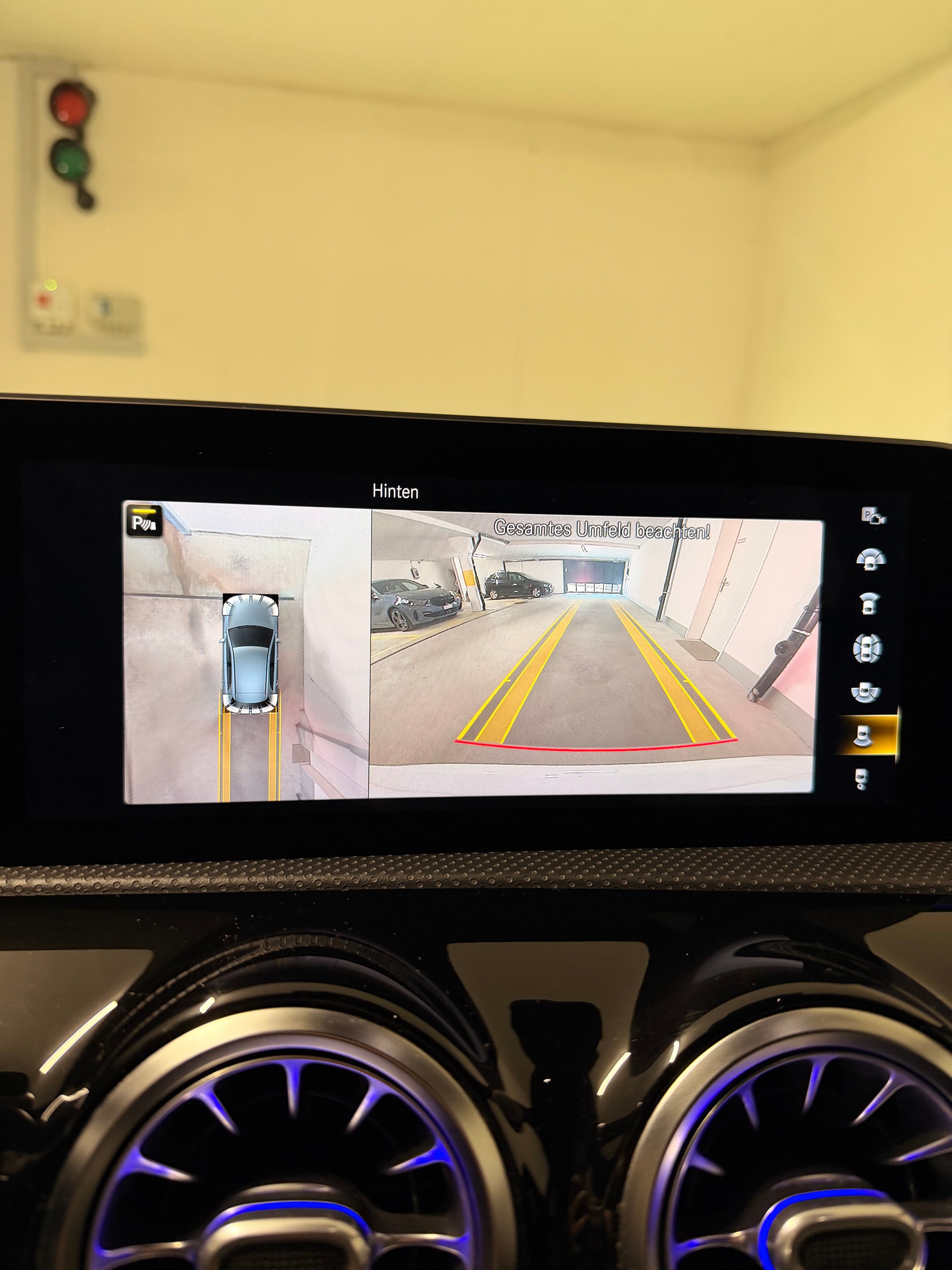 MERCEDES-BENZ A 220 d AMG Line-image-4