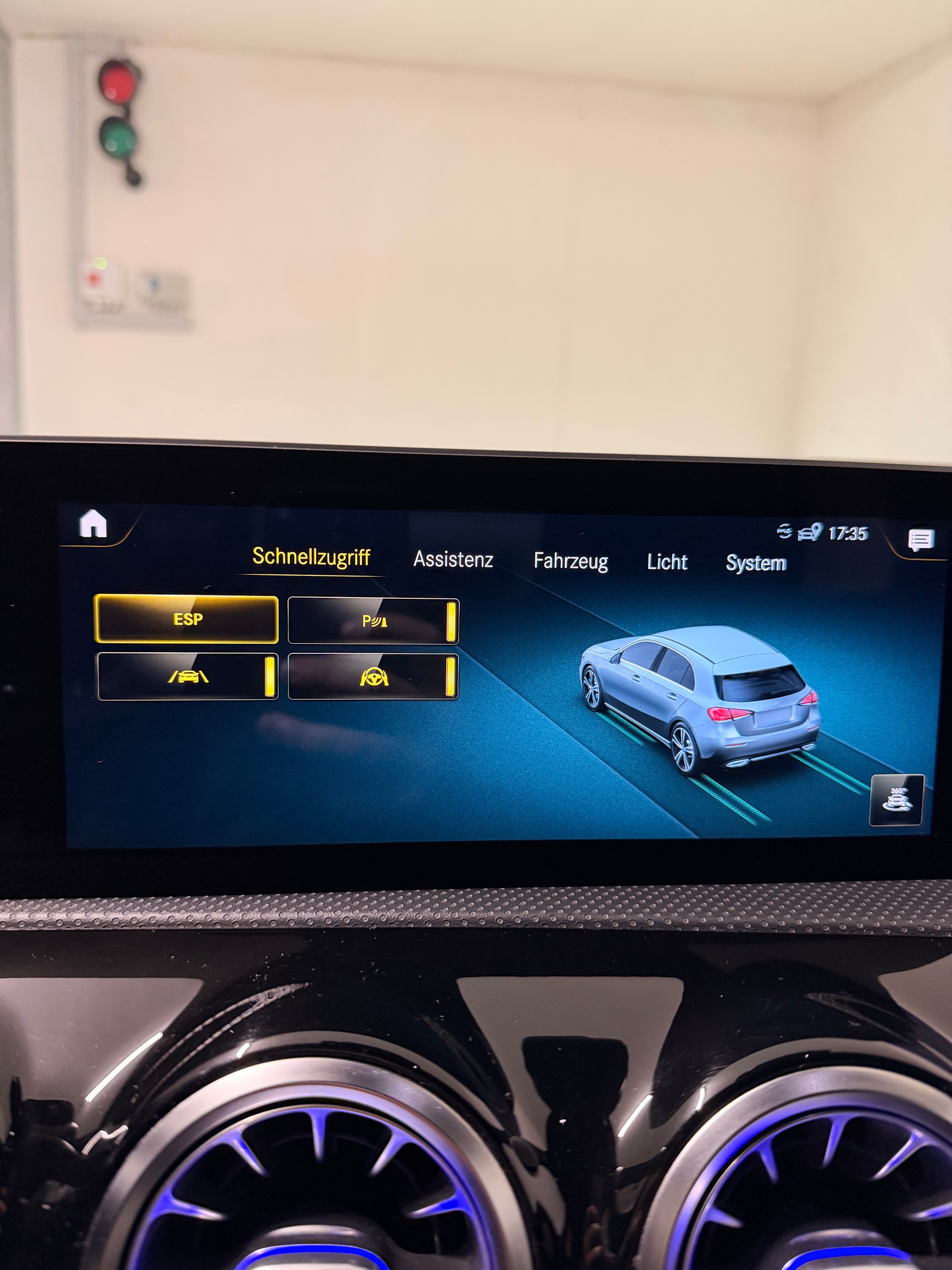 MERCEDES-BENZ A 220 d AMG Line-image-5