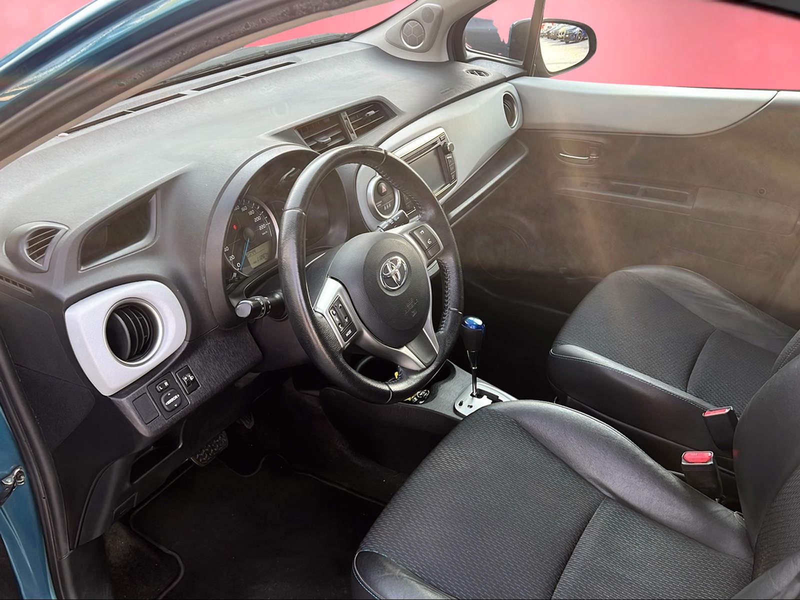 TOYOTA Yaris 1.5 VVT-i HSD Sol Premium-image-4