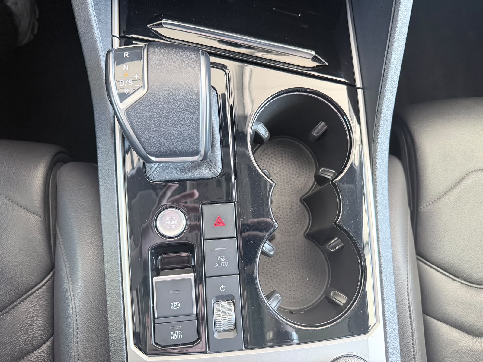 VW Touareg 3.0 V6 TDI Elegance-image-13