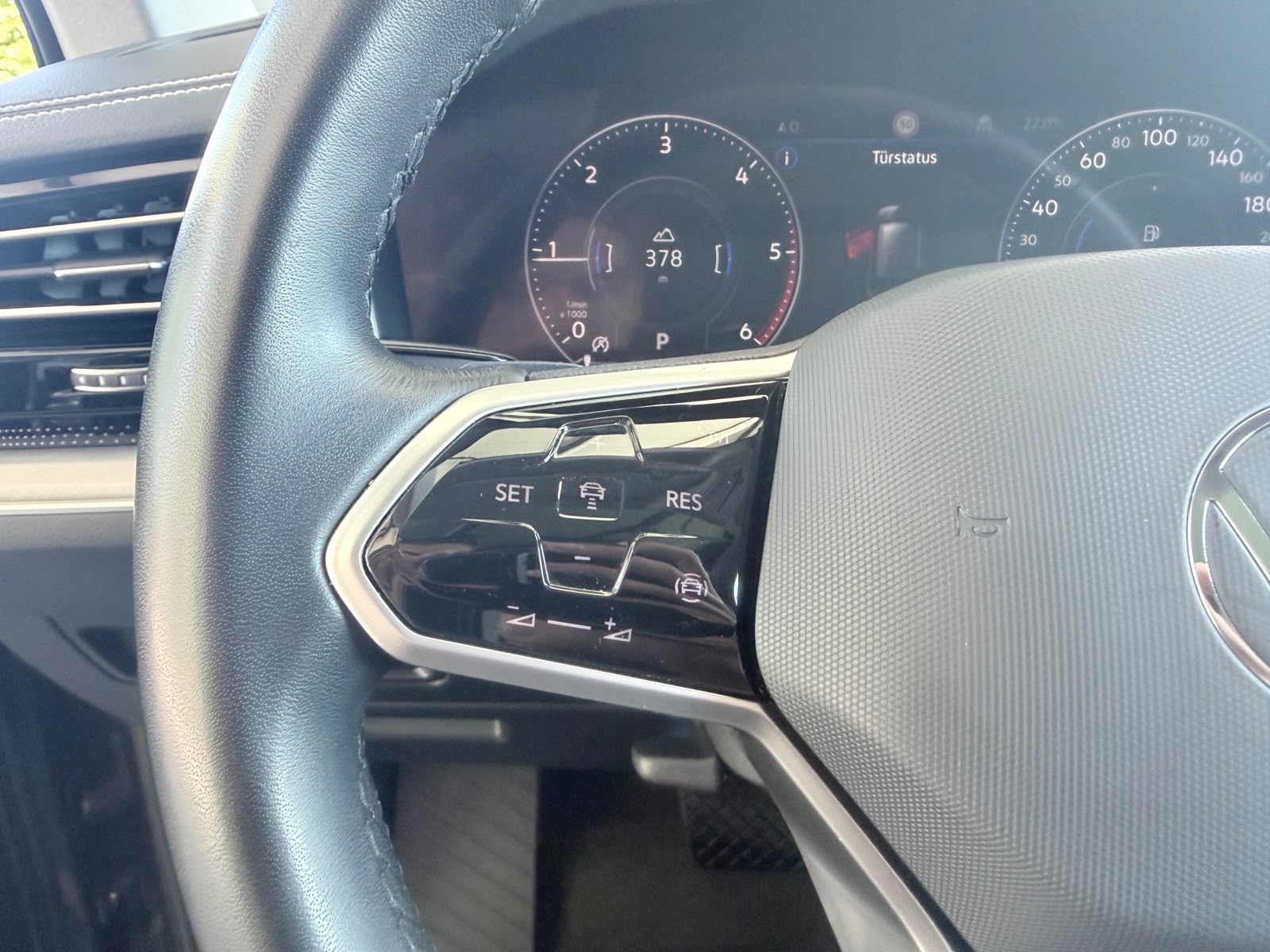 VW Touareg 3.0 V6 TDI Elegance-image-10