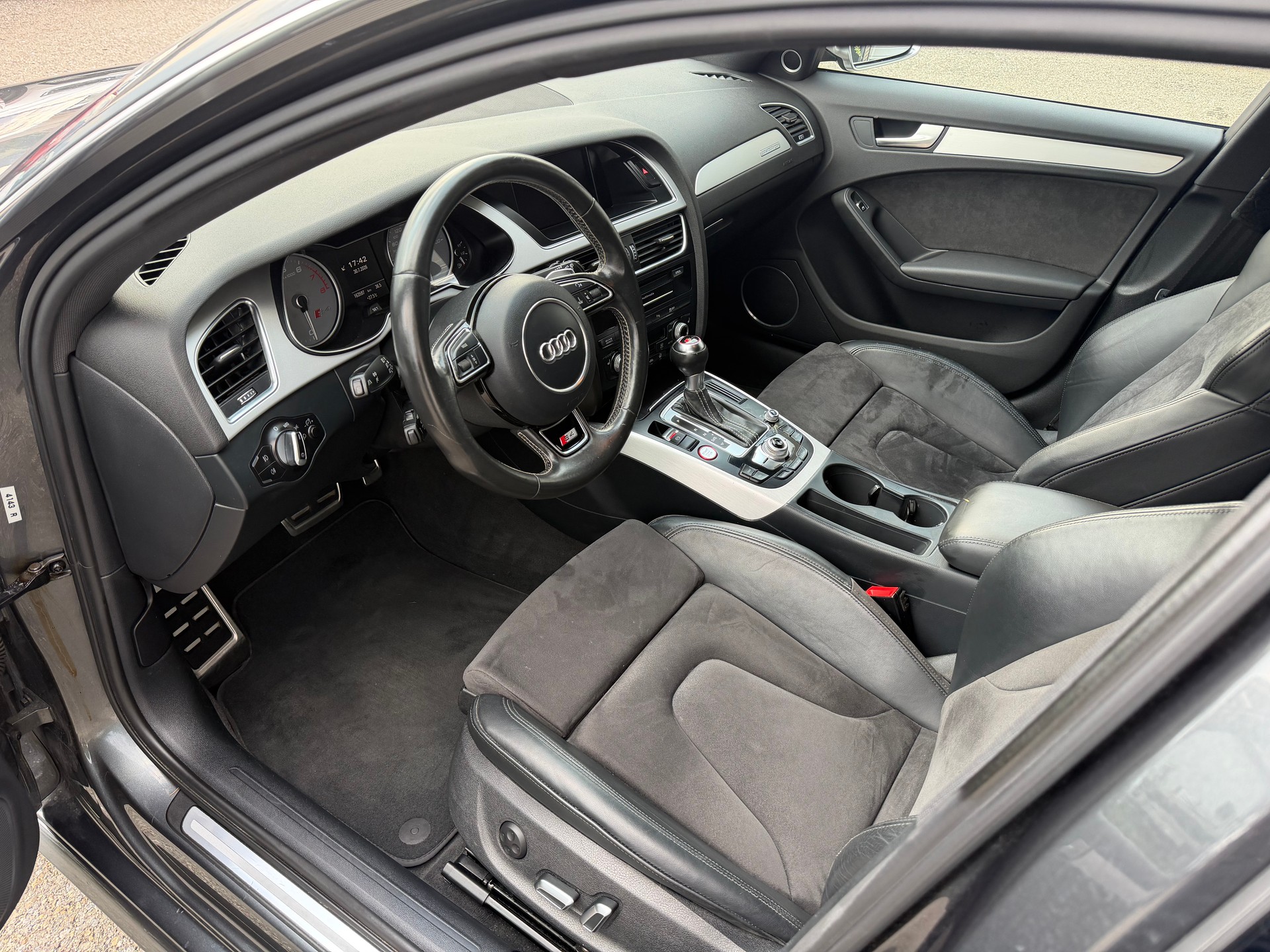 AUDI S4 Avant 3.0 TFSI quattro S-tronic-image-4