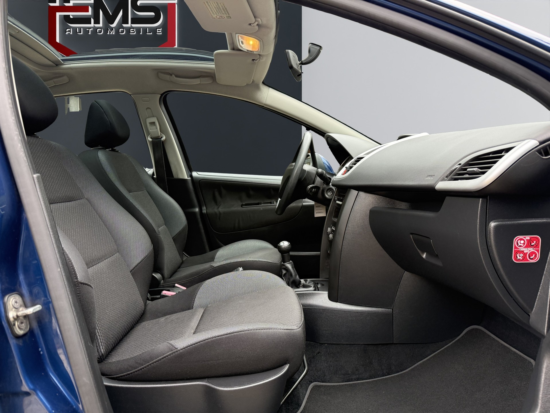 PEUGEOT 207 1.4 16V Swiss Edition-image-12