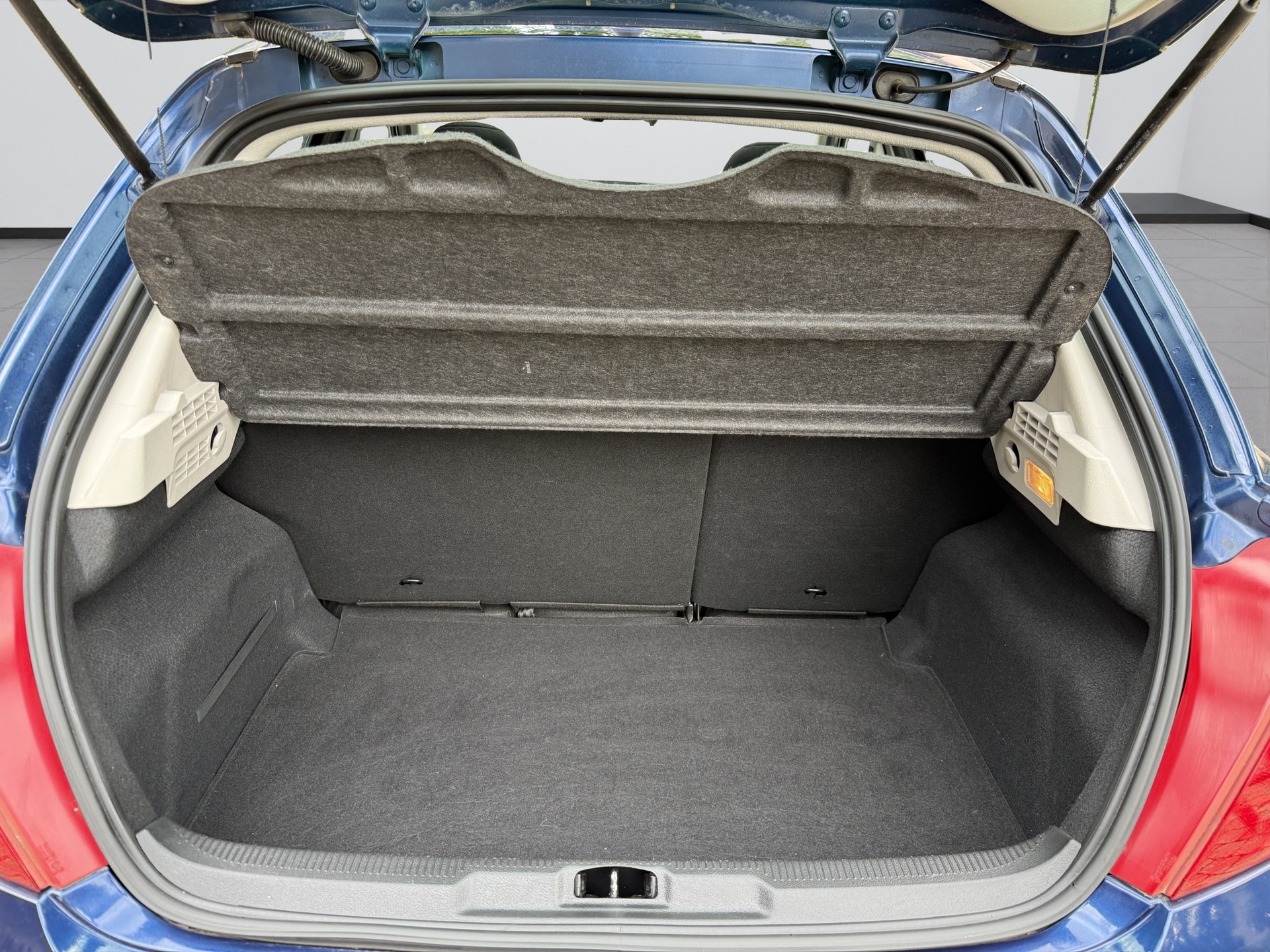 PEUGEOT 207 1.4 16V Swiss Edition-image-15