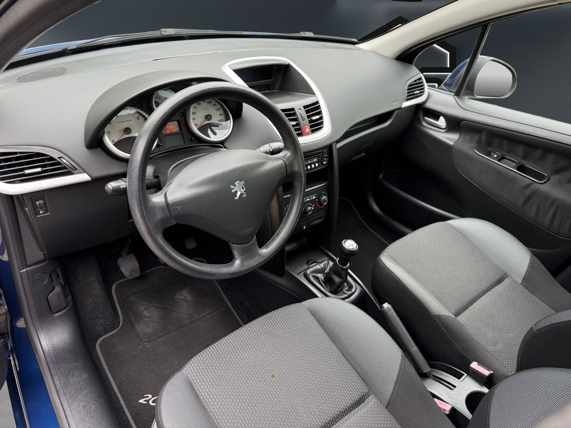 PEUGEOT 207 1.4 16V Swiss Edition-image-9