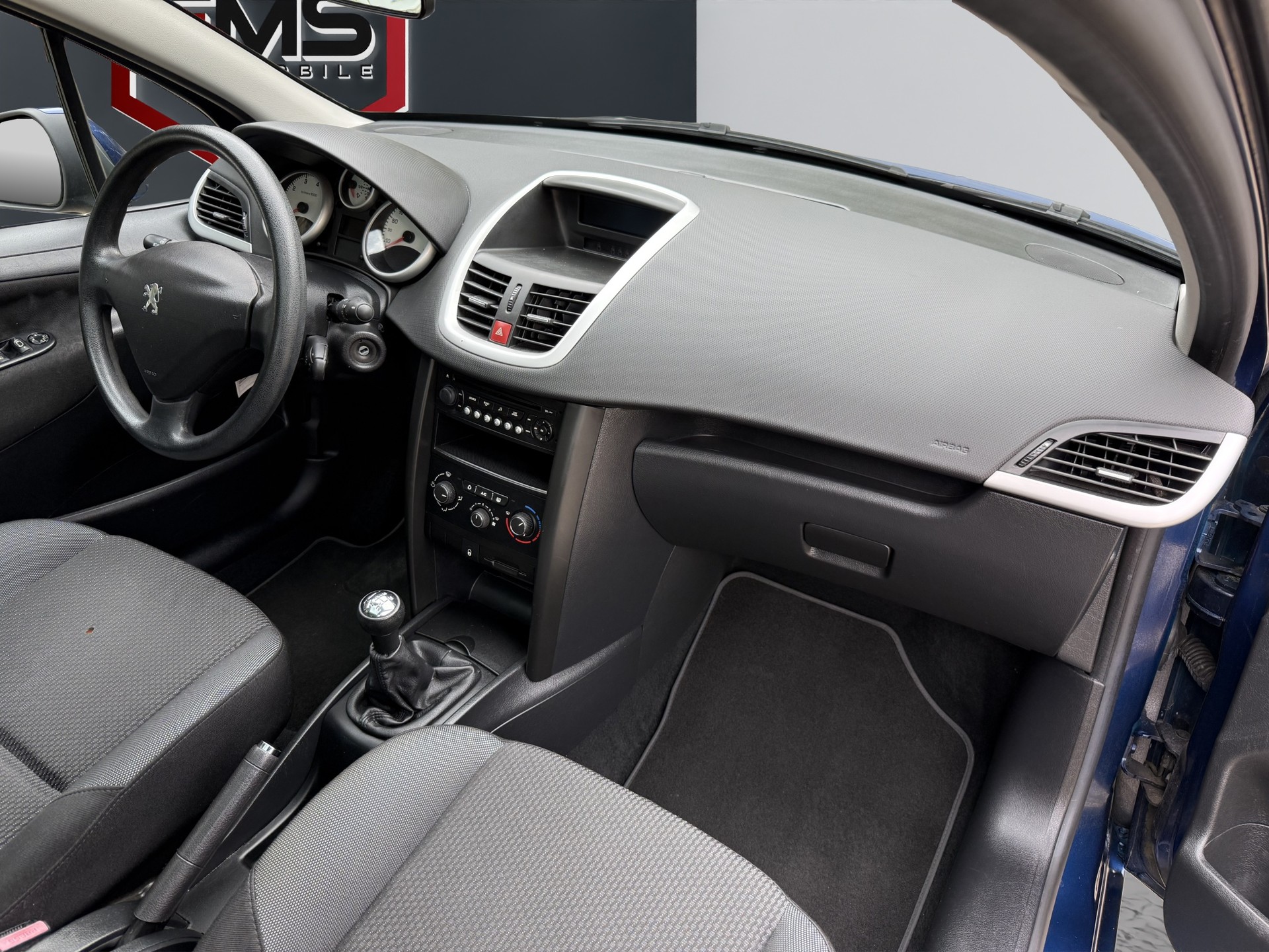 PEUGEOT 207 1.4 16V Swiss Edition-image-11