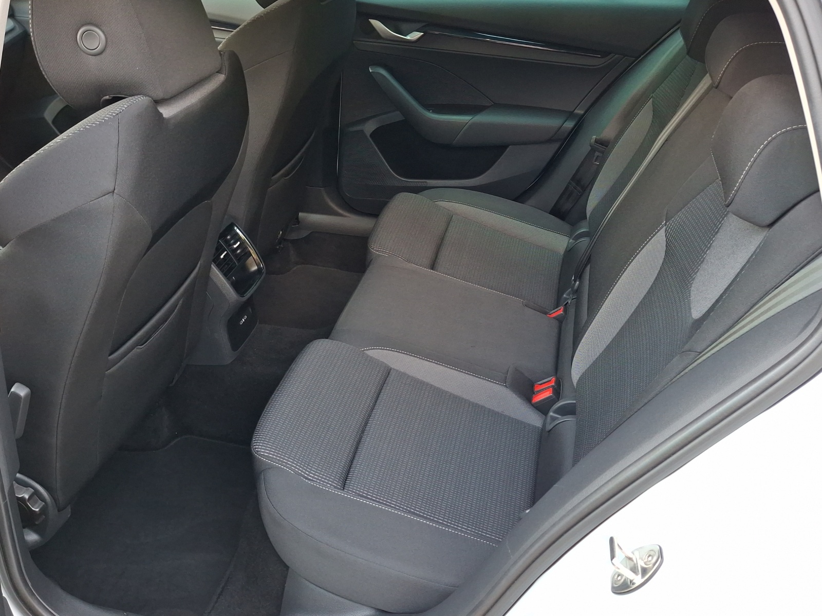 SKODA Octavia Combi 1.5 TSI mHEV DSG Dynamic-image-11