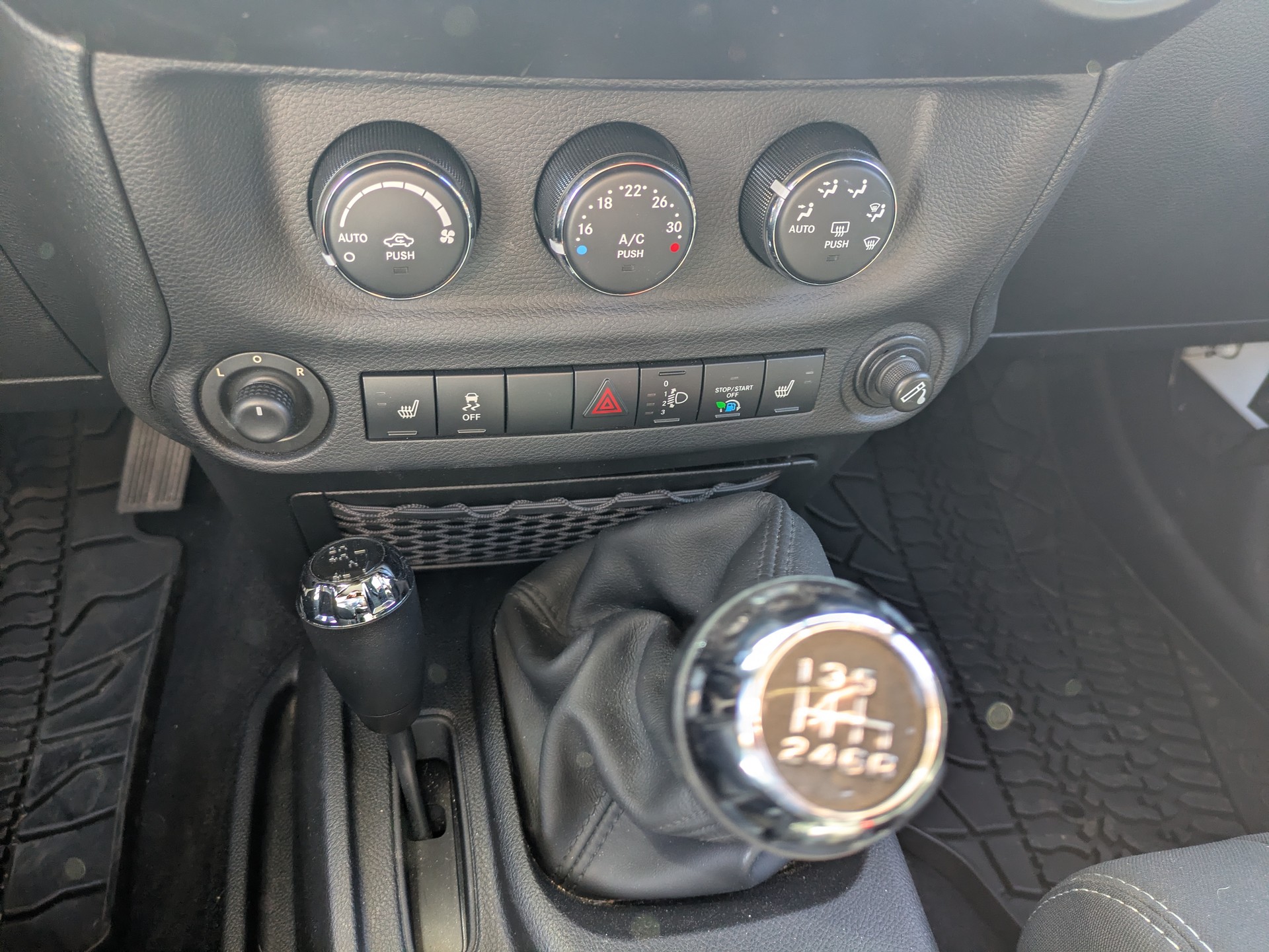 JEEP Wrangler 2.8 CRD Sport-image-13