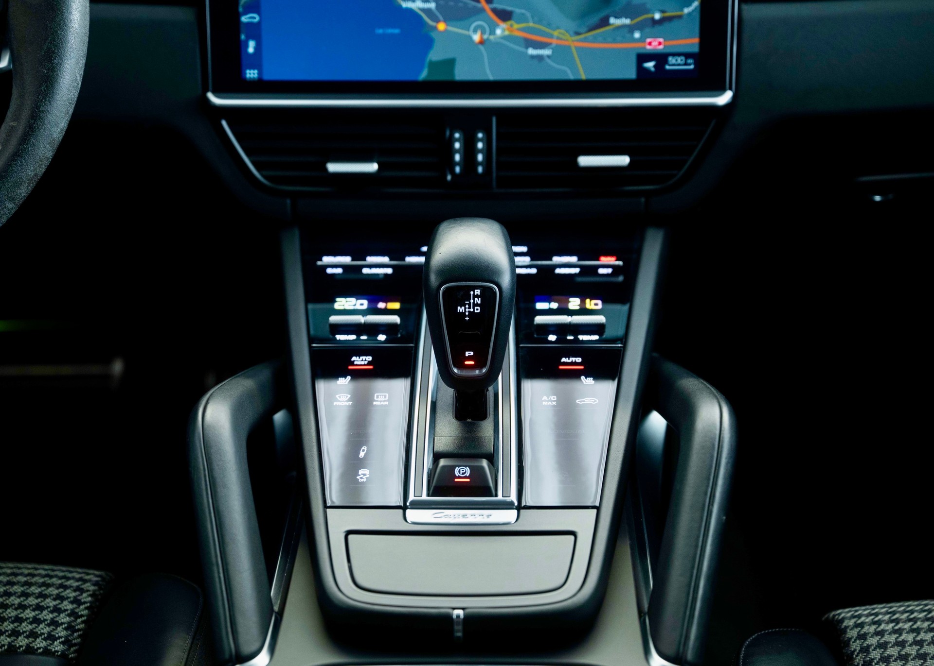 PORSCHE Cayenne Turbo Coupé (2nd hand, full Porsche history)-image-28