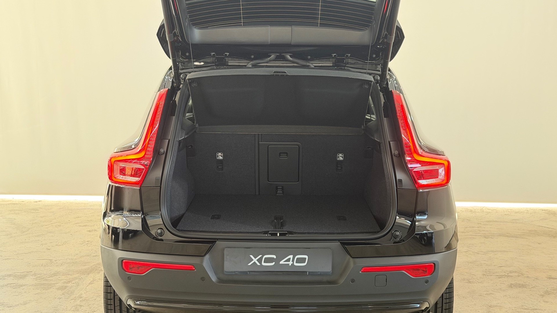 VOLVO XC40 2.0 B4 MH Black Edition-image-12