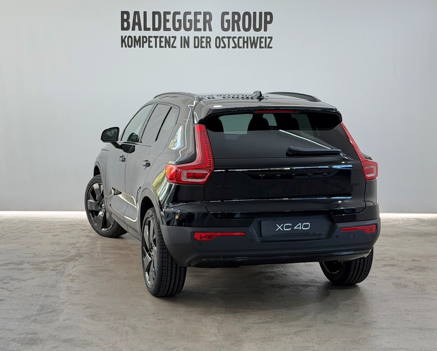 VOLVO XC40 2.0 B4 MH Black Edition-image-1