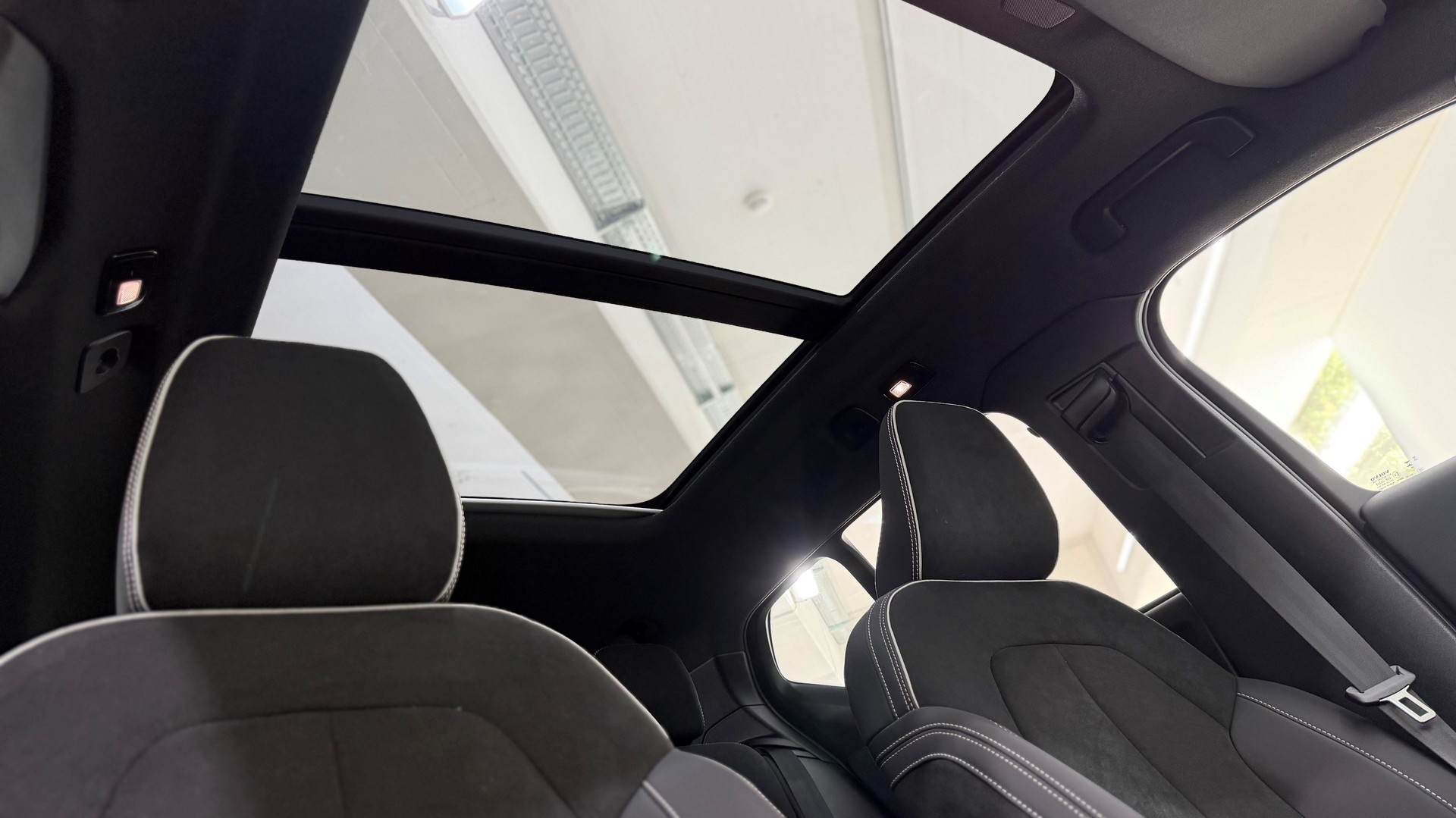 VOLVO XC40 2.0 B4 MH Black Edition-image-13