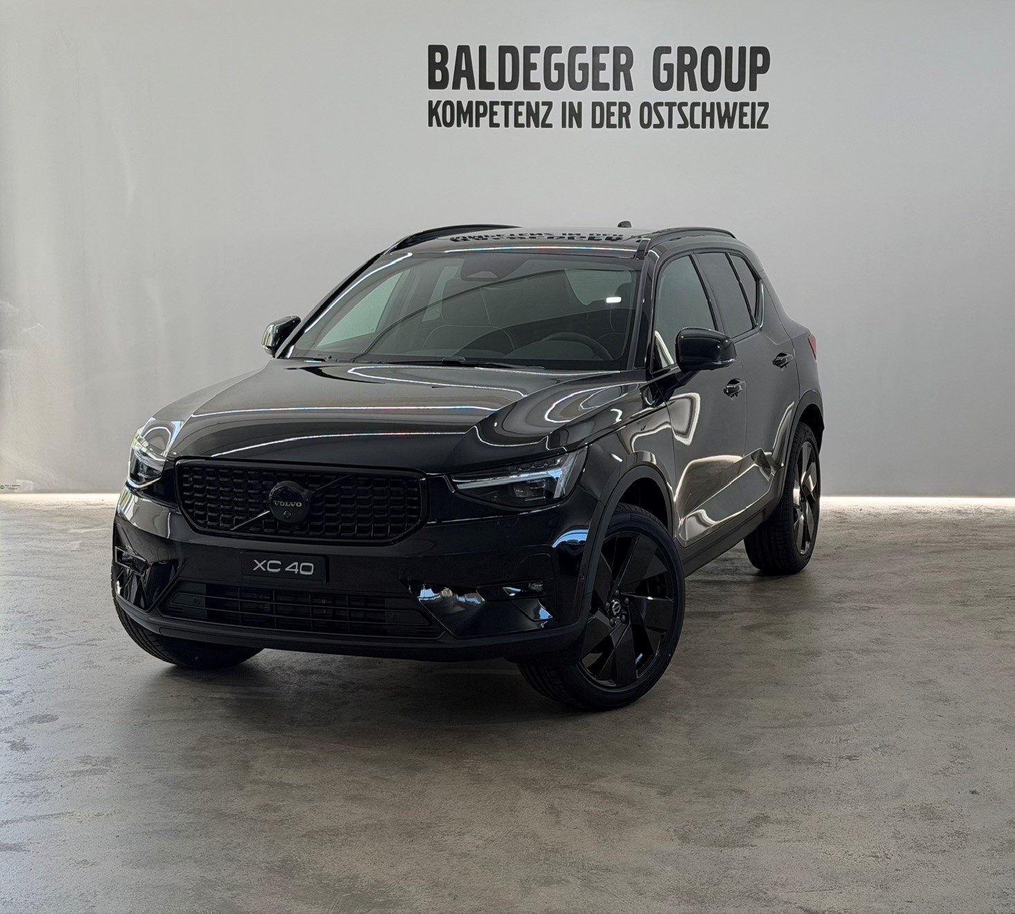 VOLVO XC40 2.0 B4 MH Black Edition-image-0