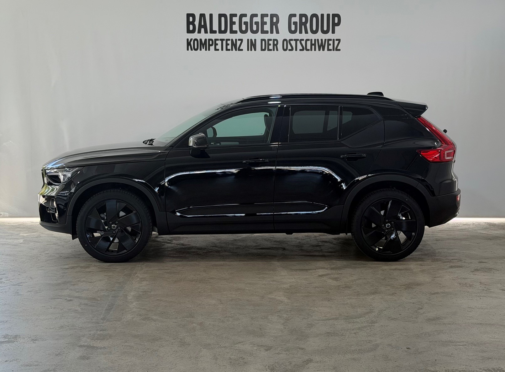 VOLVO XC40 2.0 B4 MH Black Edition-image-2