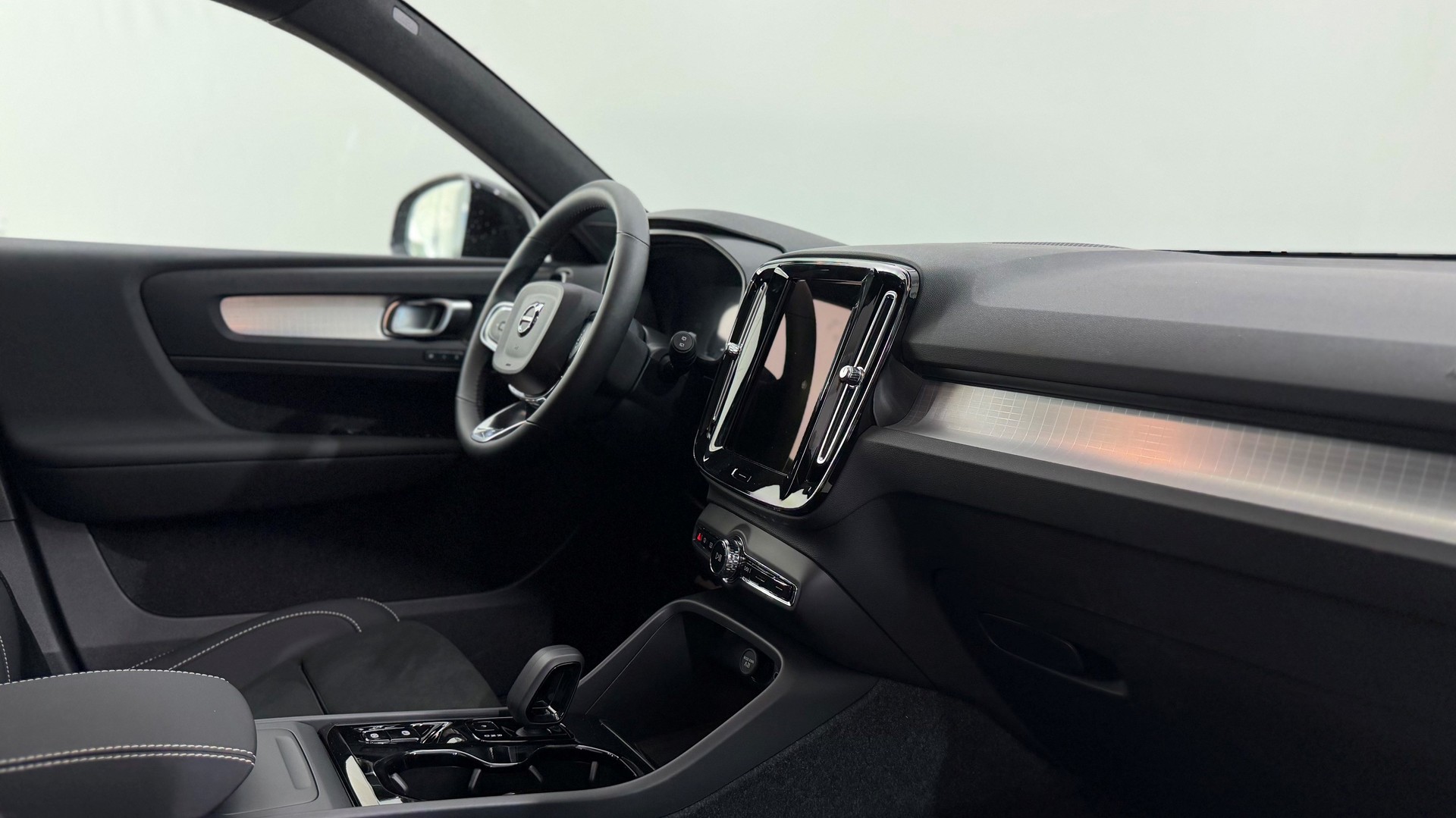 VOLVO XC40 2.0 B4 MH Black Edition-image-3