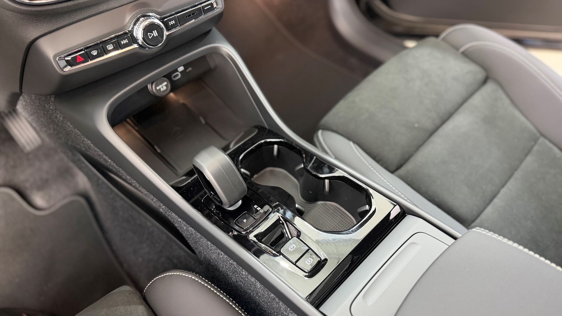 VOLVO XC40 2.0 B4 MH Black Edition-image-14