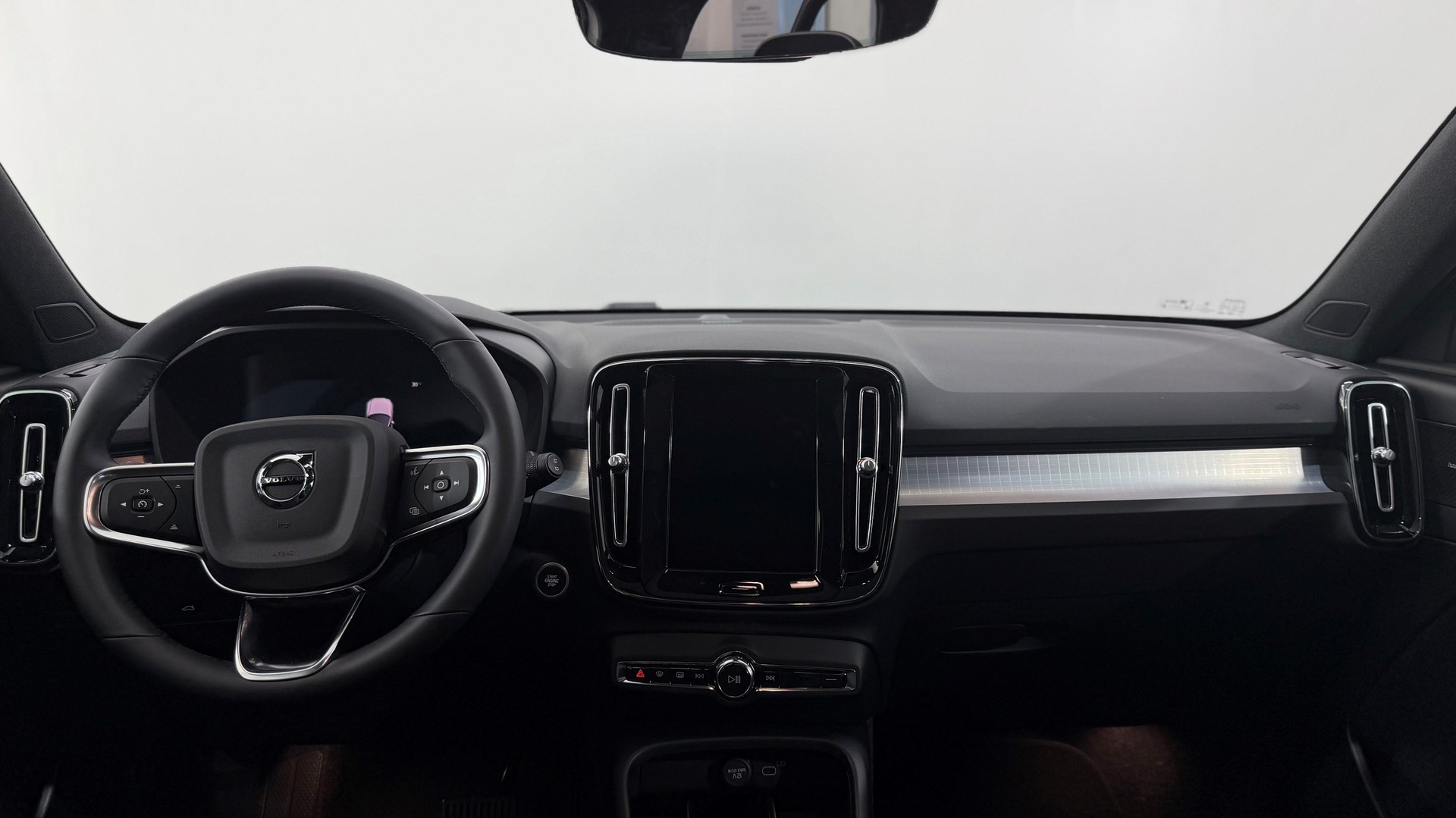 VOLVO XC40 2.0 B4 MH Black Edition-image-4