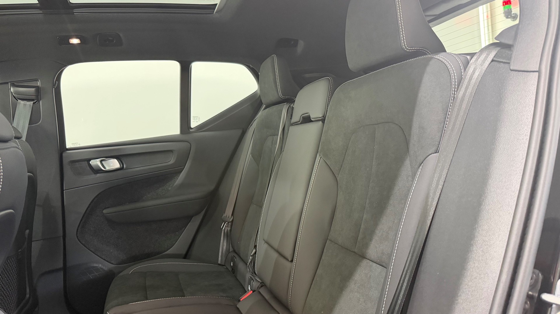 VOLVO XC40 2.0 B4 MH Black Edition-image-5