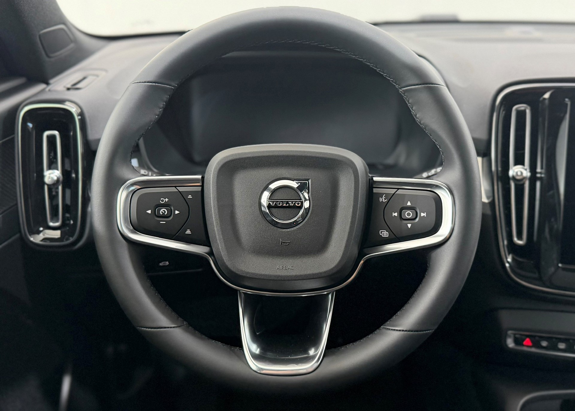 VOLVO XC40 2.0 B4 MH Black Edition-image-9